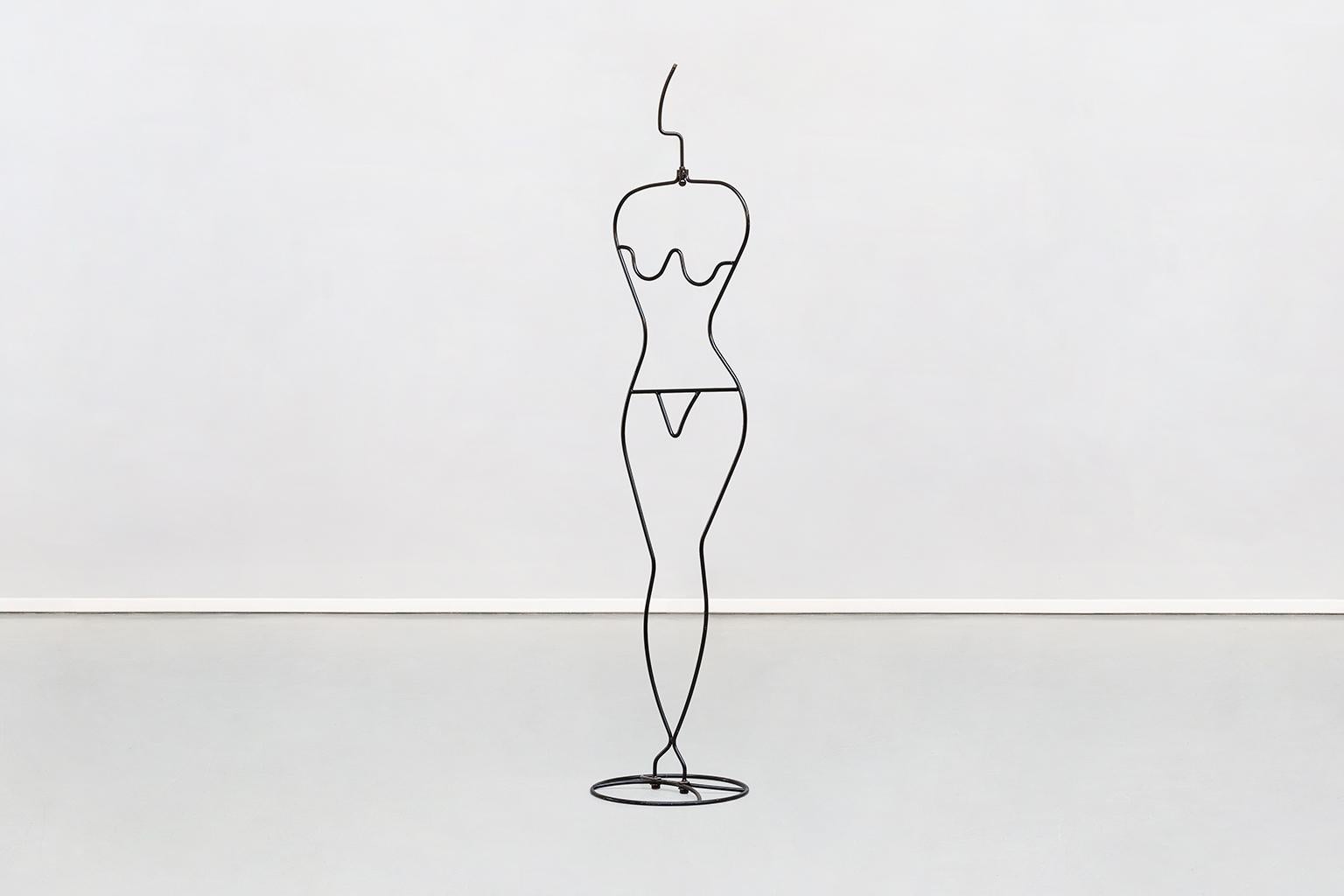 Italian solid black metal rod, female shape, clothes hangers, 1980s
Uncommon metal coatrack, with a female profile, coming from 1980s. All the structure is in solid metal rod, all black colored. The part of the body is simply bolted to the