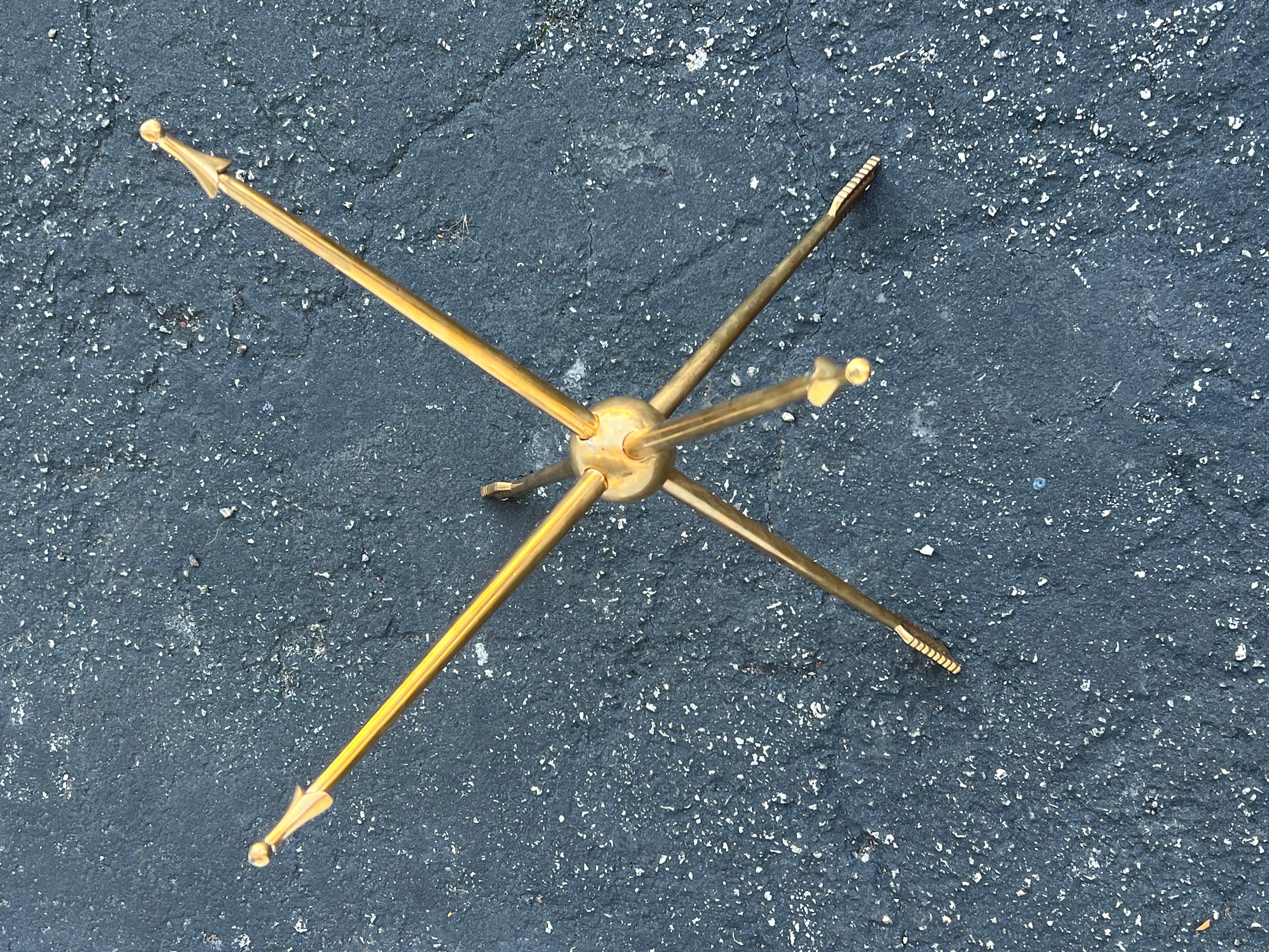 Gueridon italiano in ottone massiccio Arrow del 1940 ca. in vendita 3