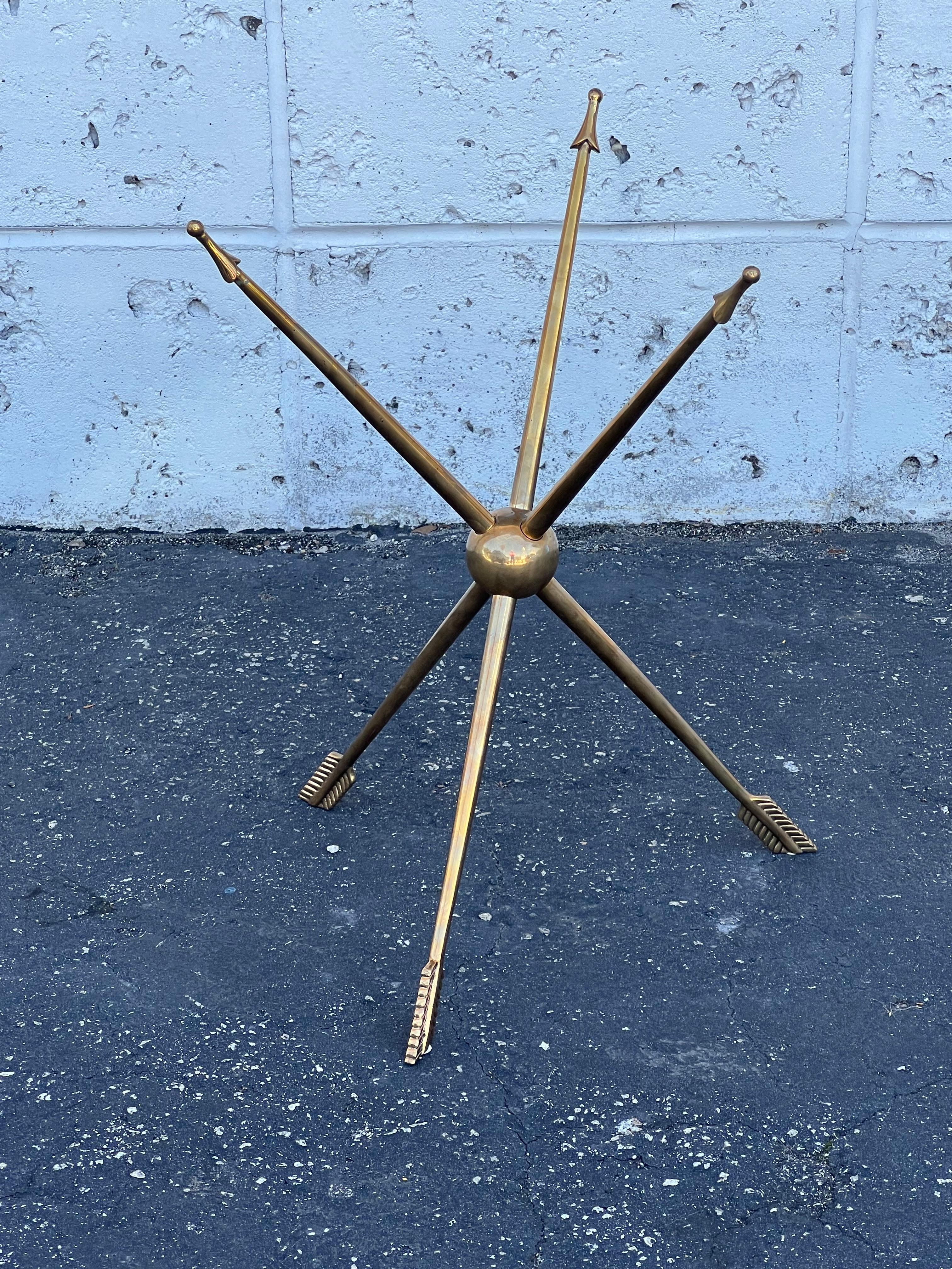 Gueridon italiano in ottone massiccio Arrow del 1940 ca. in vendita 4