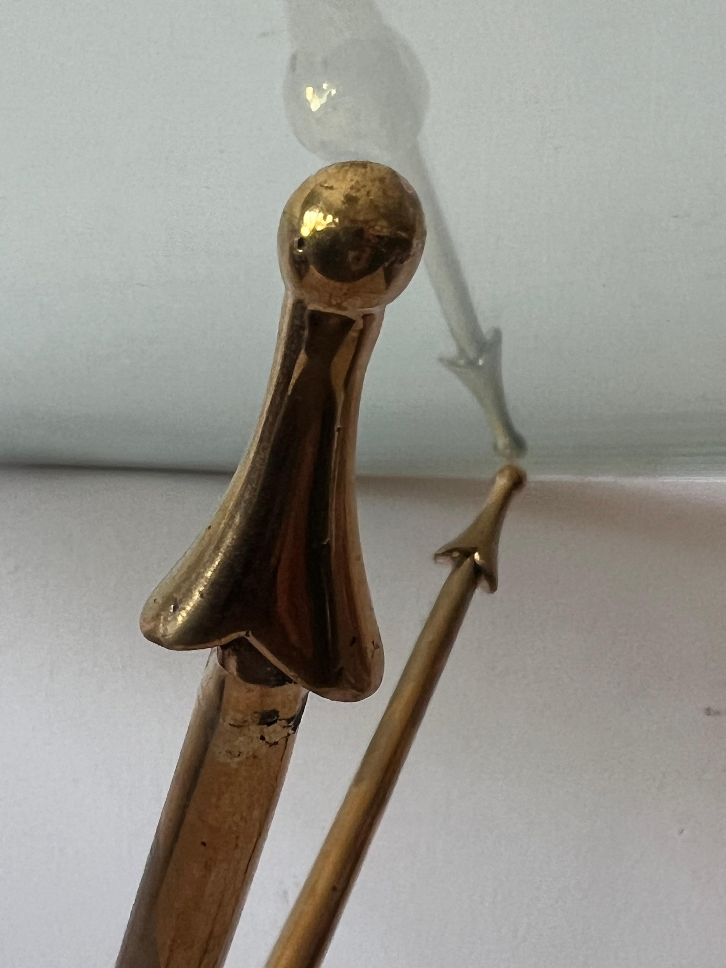 Gueridon italiano in ottone massiccio Arrow del 1940 ca. in vendita 5