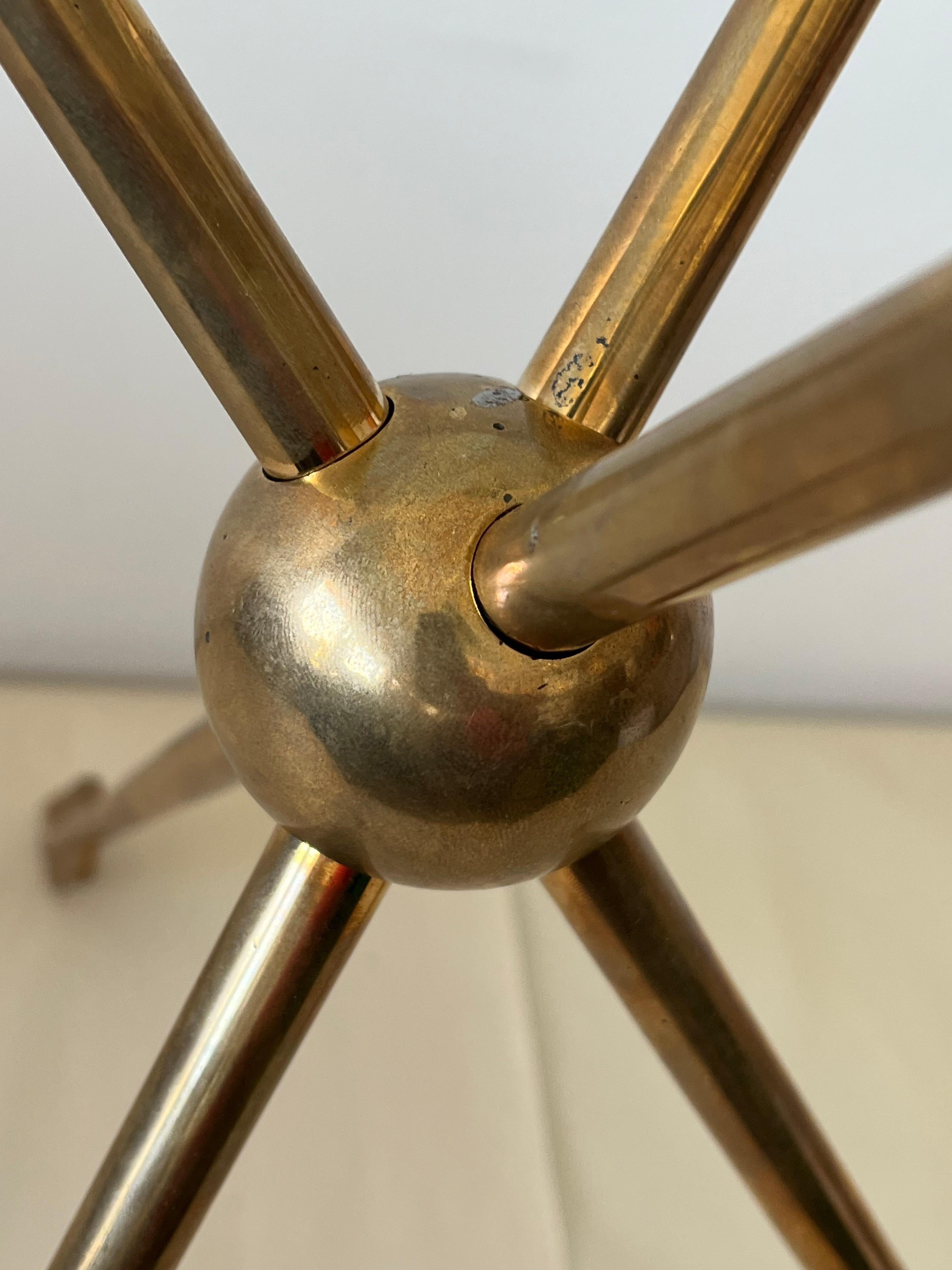 Gueridon italiano in ottone massiccio Arrow del 1940 ca. in vendita 6