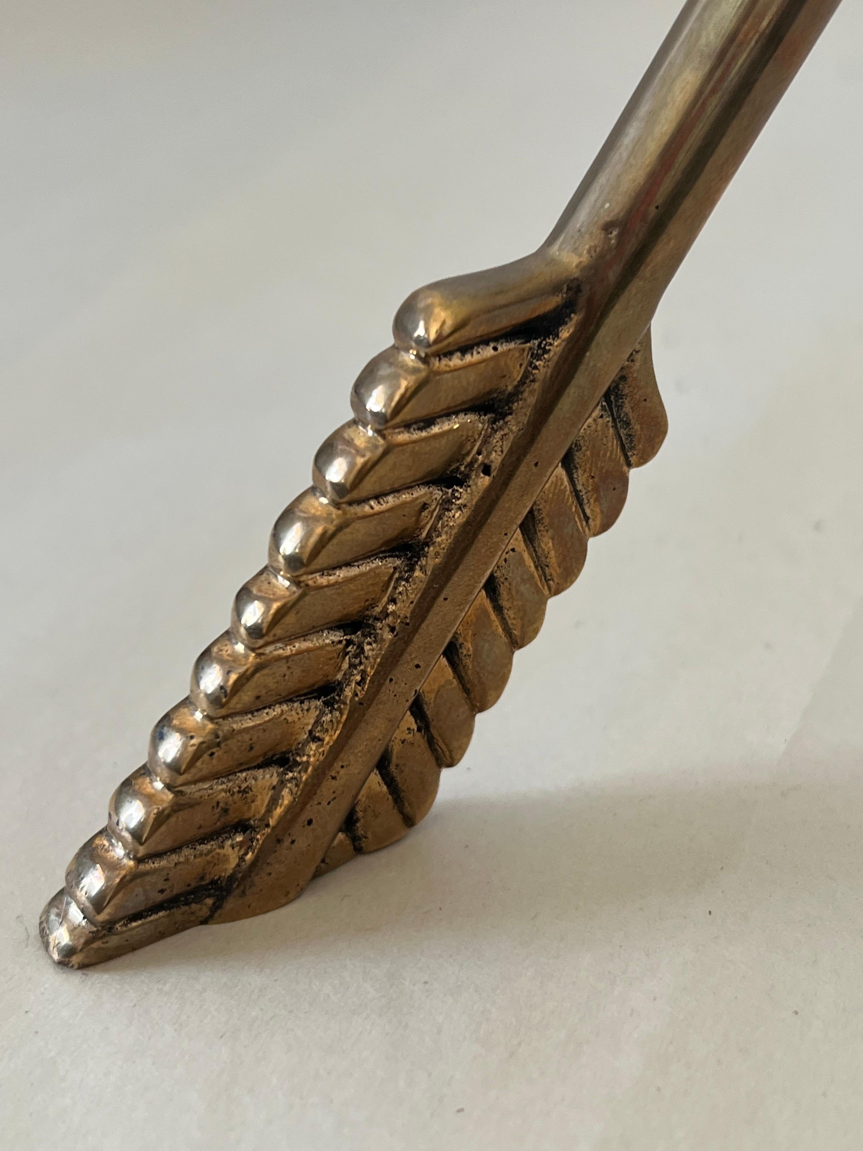 Gueridon italiano in ottone massiccio Arrow del 1940 ca. in vendita 7