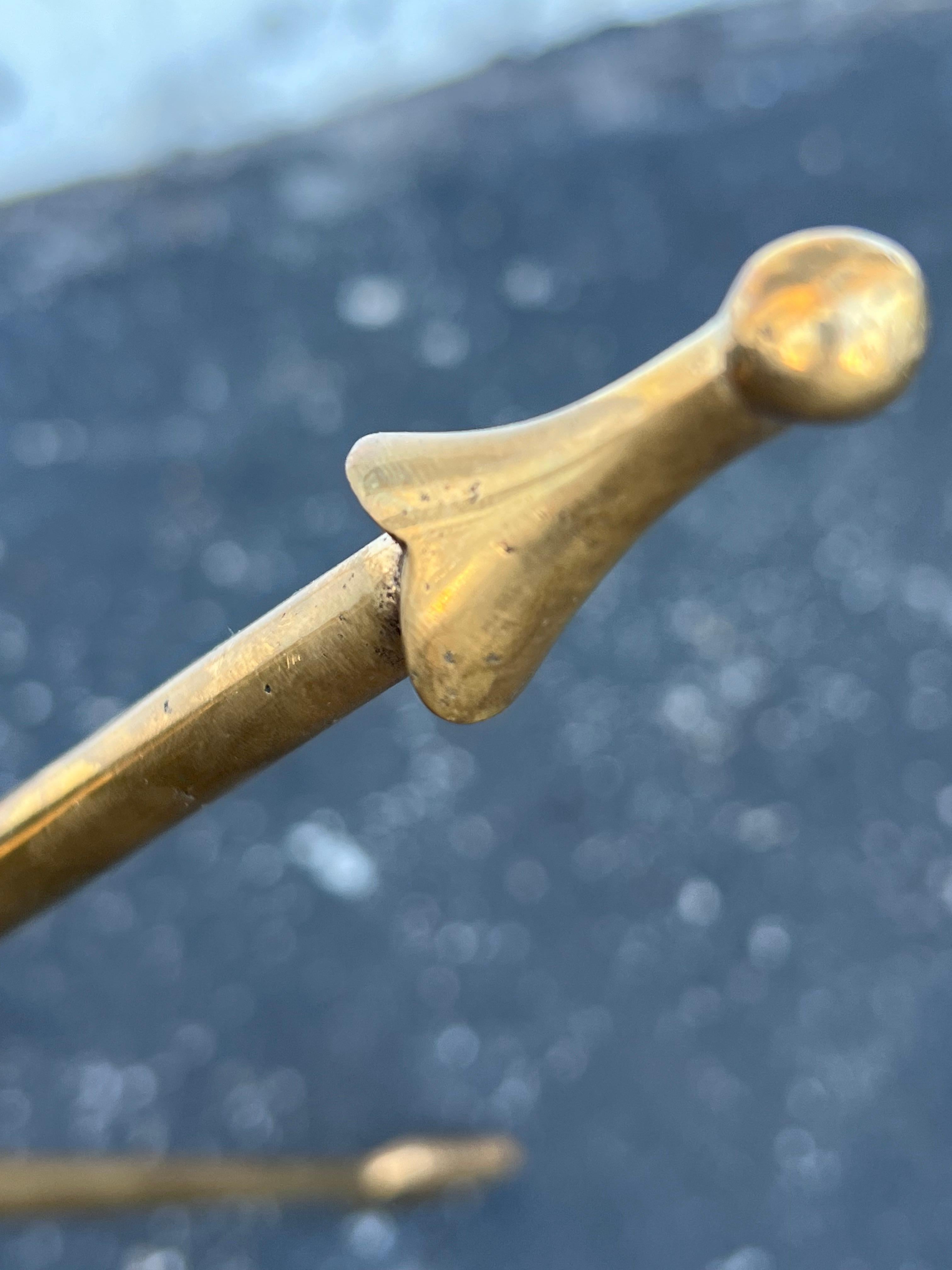 Mid-Century moderno Gueridon italiano in ottone massiccio Arrow del 1940 ca. in vendita