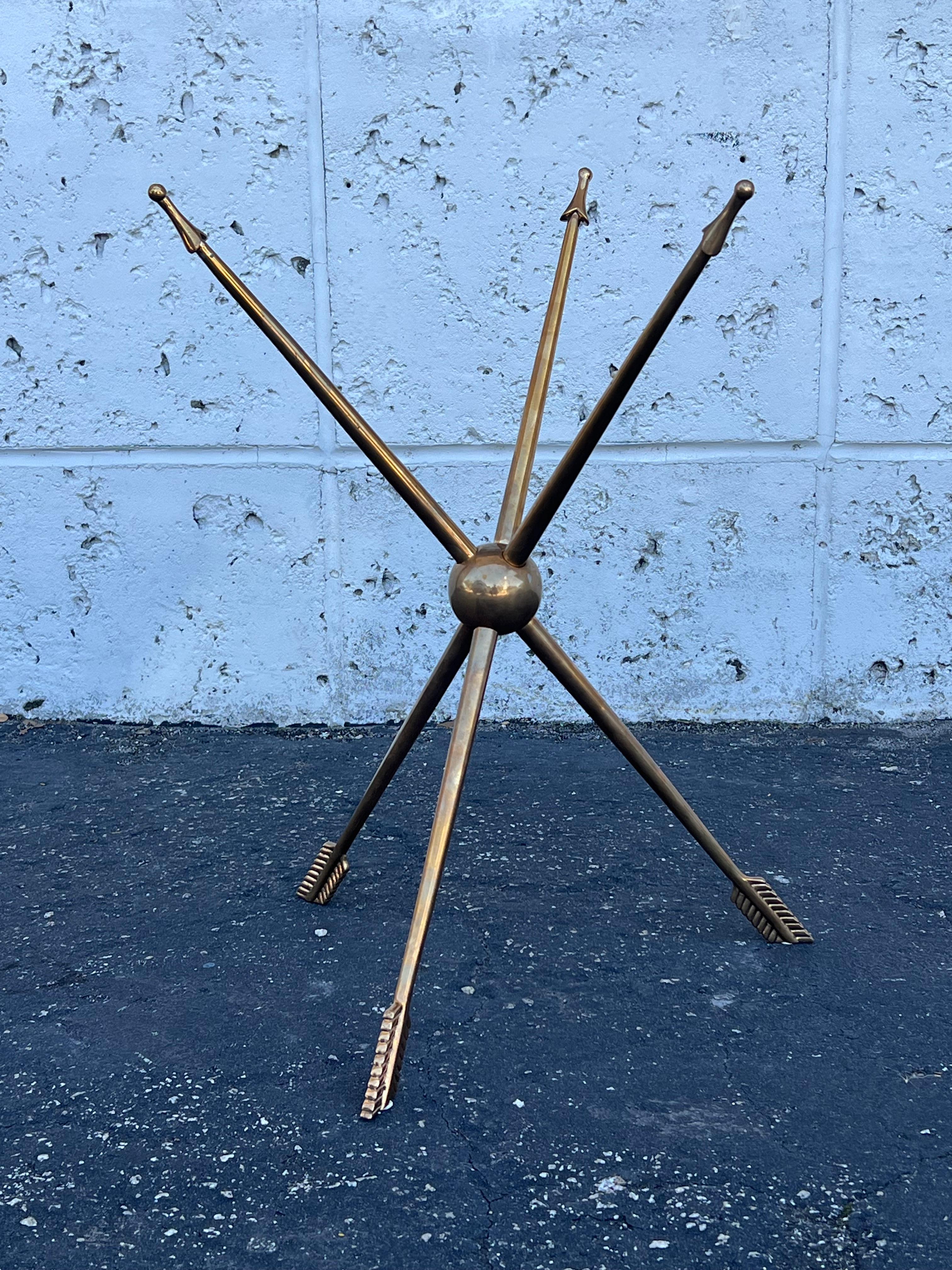 Italiano Gueridon italiano in ottone massiccio Arrow del 1940 ca. in vendita