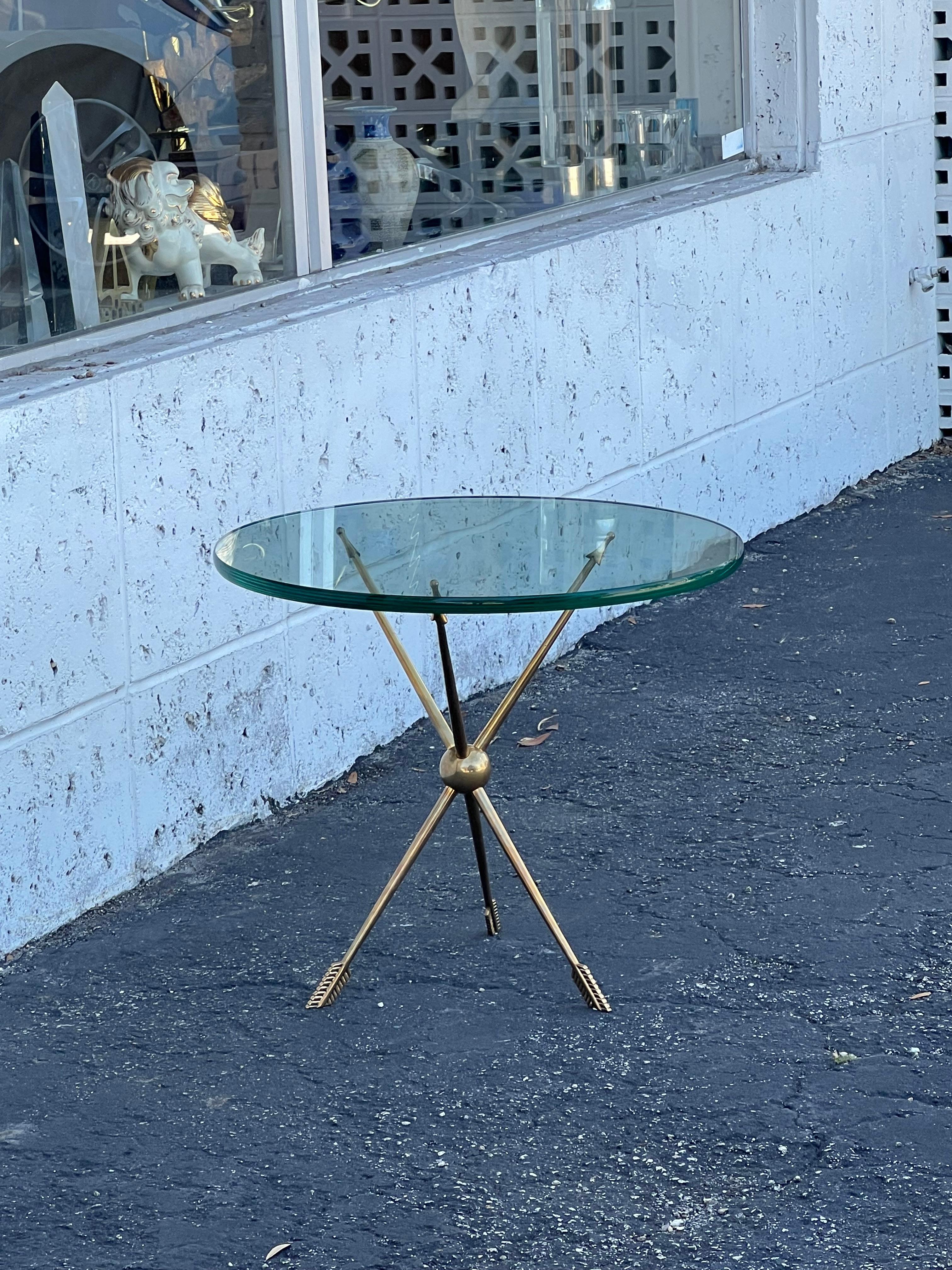 Gueridon italiano in ottone massiccio Arrow del 1940 ca. In condizioni buone in vendita a St.Petersburg, FL