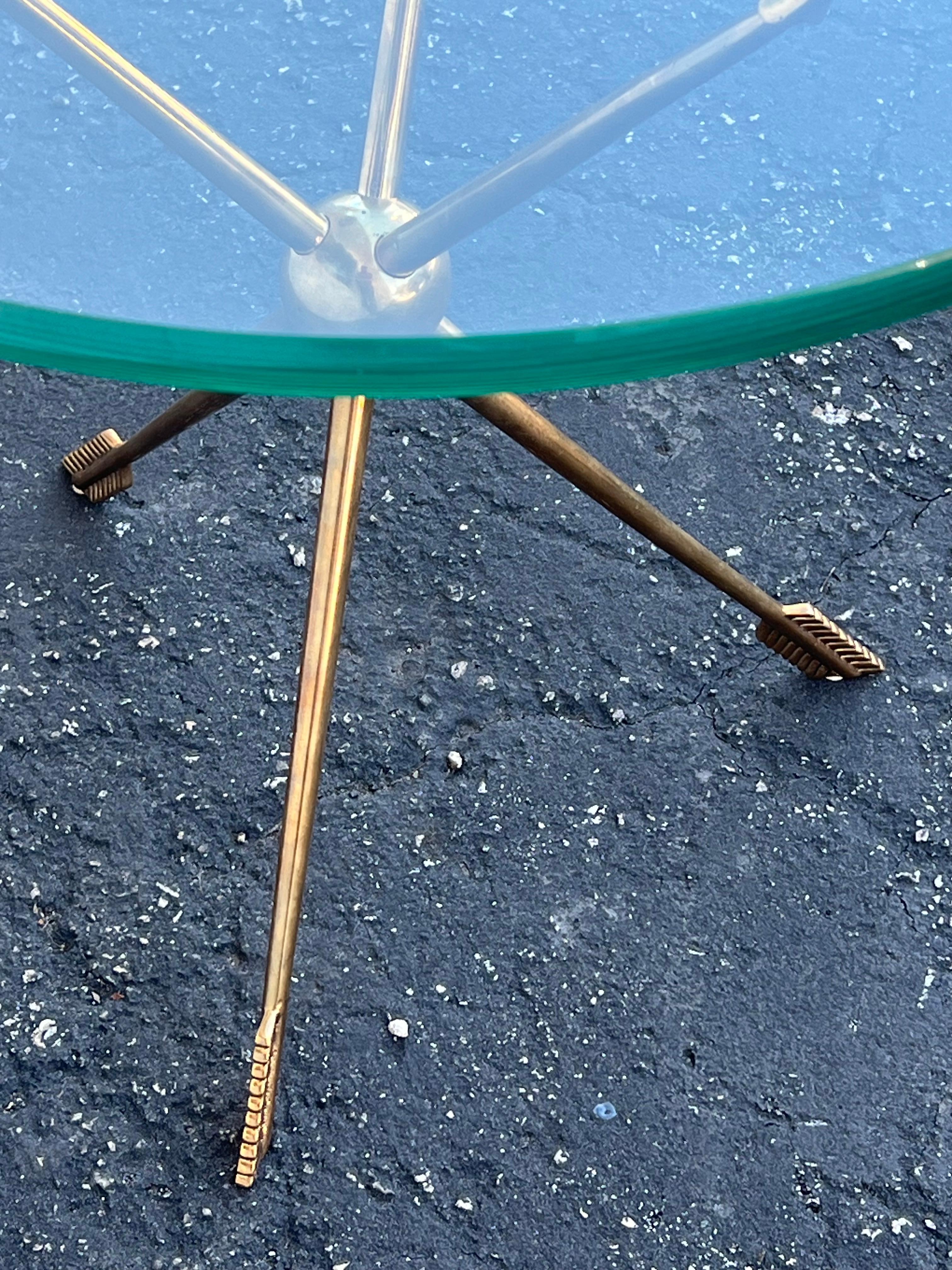 Metà XX secolo Gueridon italiano in ottone massiccio Arrow del 1940 ca. in vendita