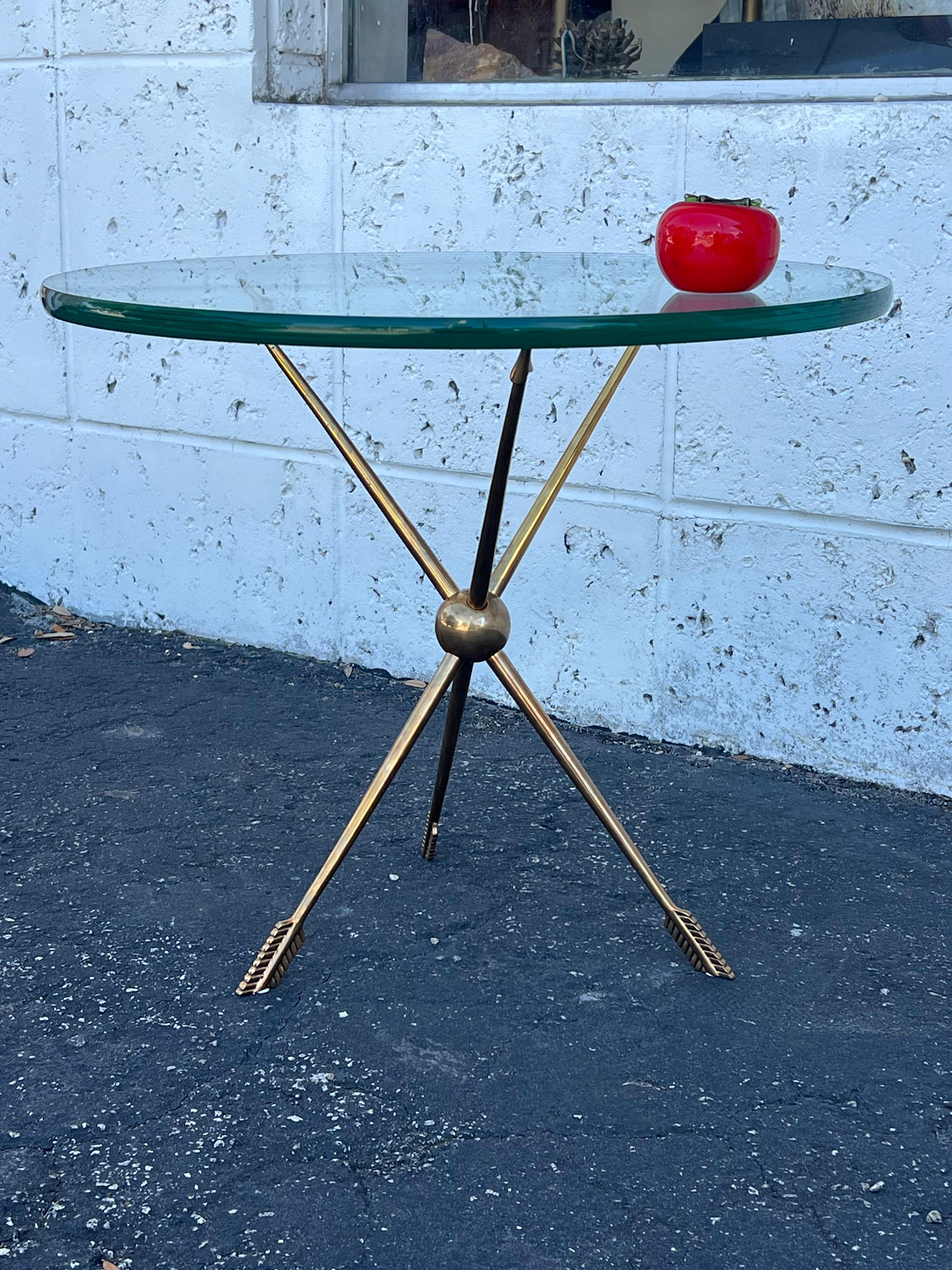 Ottone Gueridon italiano in ottone massiccio Arrow del 1940 ca. in vendita