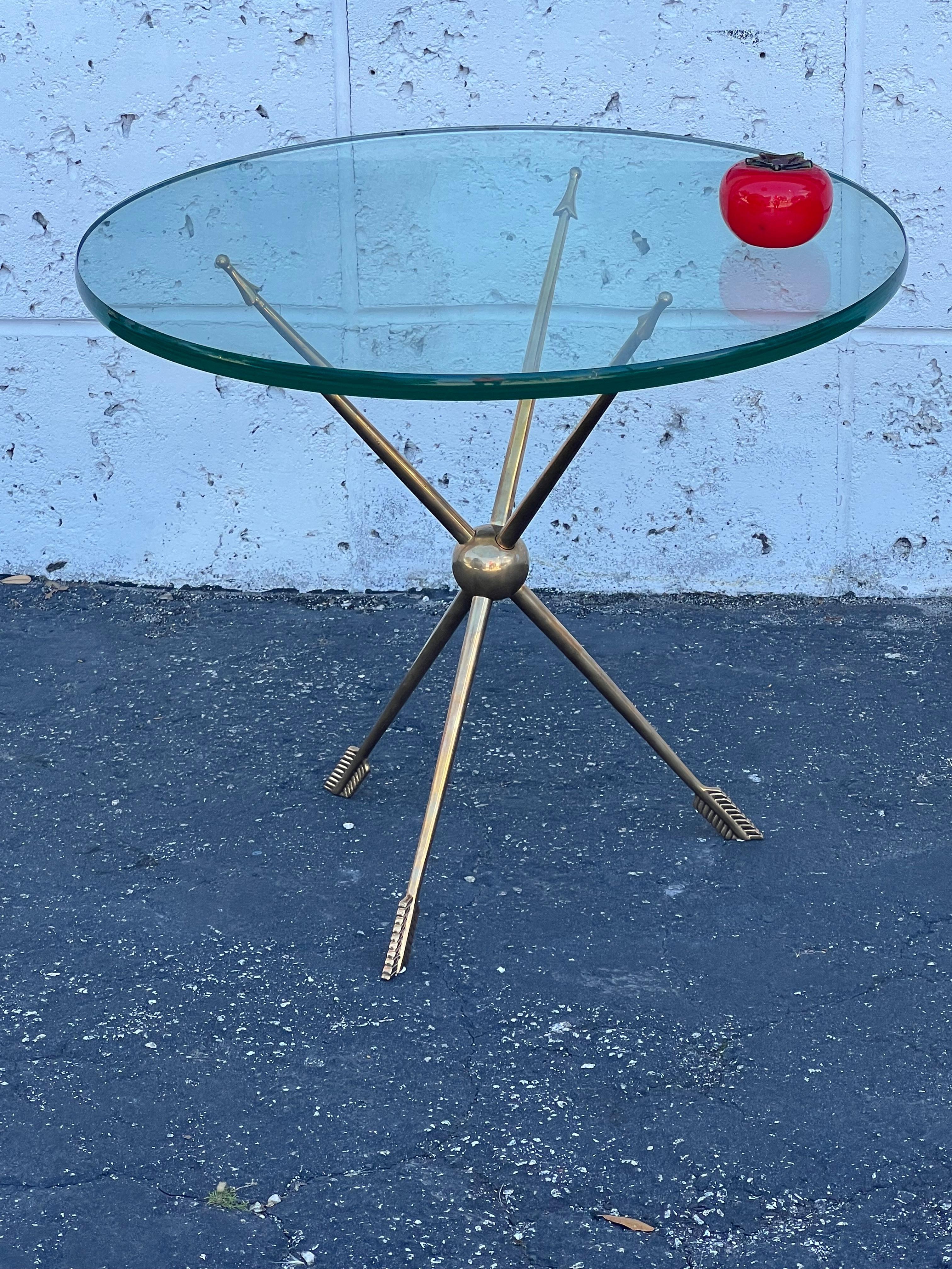 Gueridon italiano in ottone massiccio Arrow del 1940 ca. in vendita 1