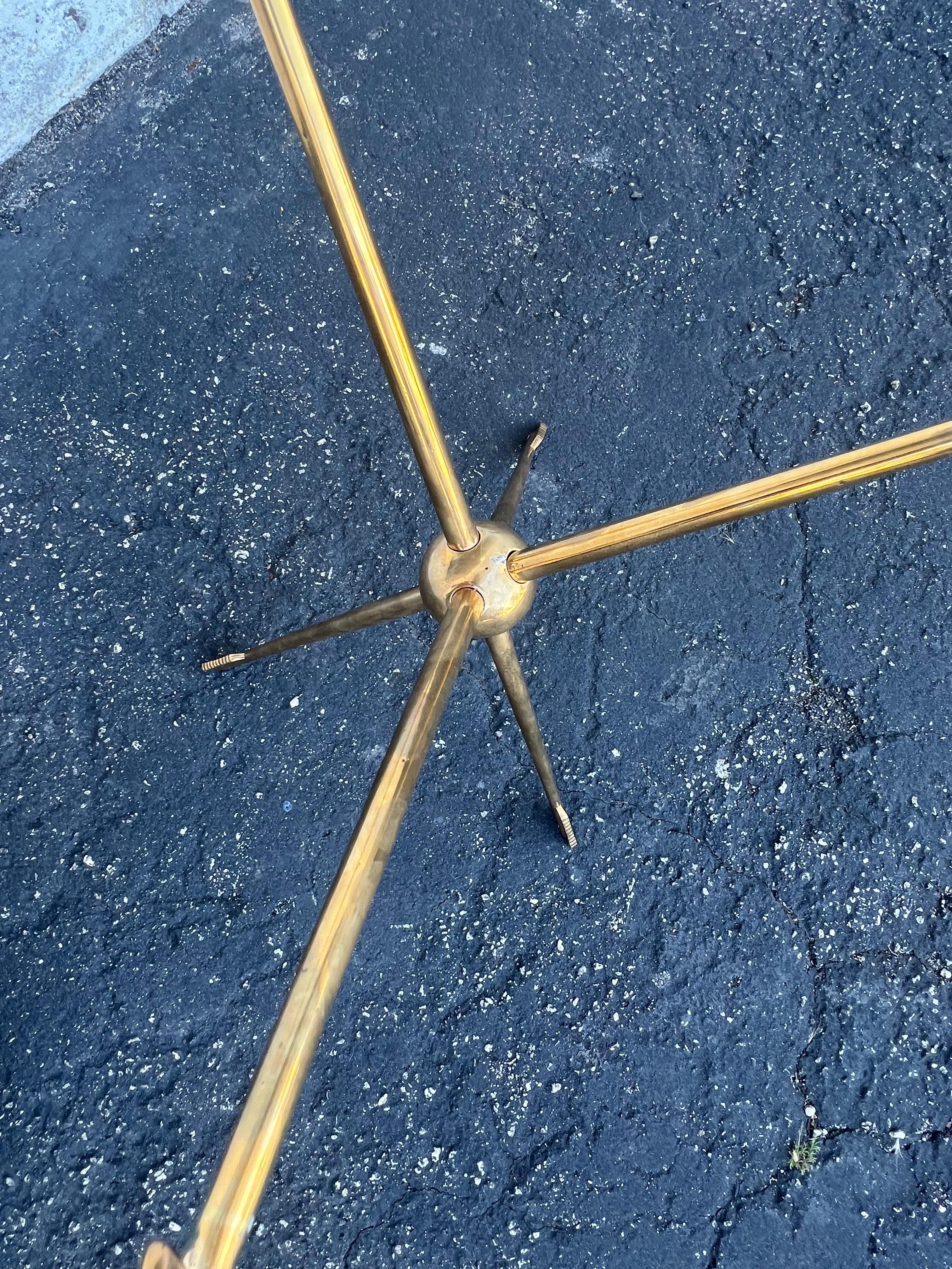 Gueridon italiano in ottone massiccio Arrow del 1940 ca. in vendita 2