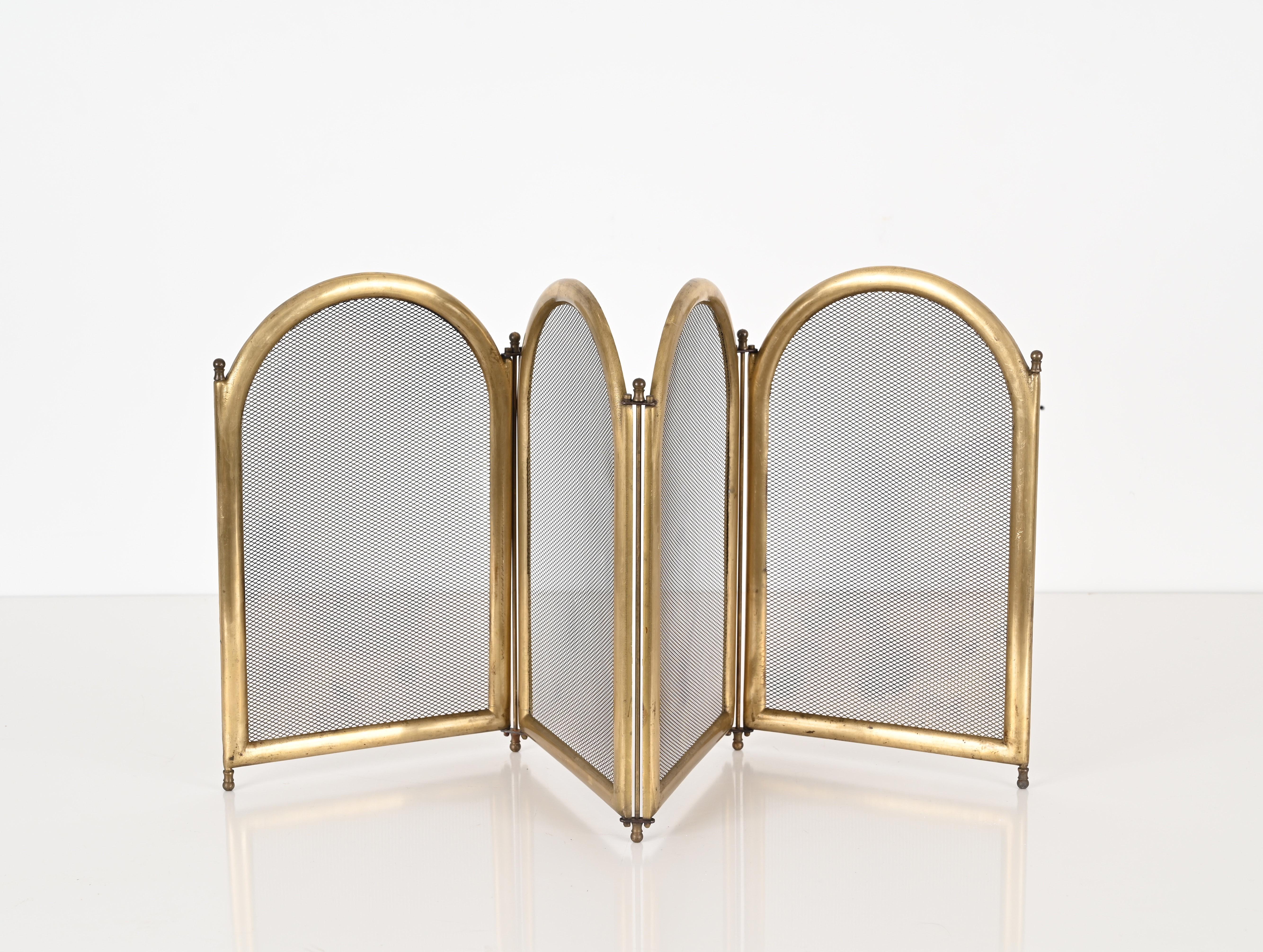 Beautiful Italian folding fire guard made in solid brass. This lovely item was made in Italy during the 1960s.

This elegant fire screen has 4 folding arch shaped screens that can open and fold independently.

An elegant fire guard in solid brass,