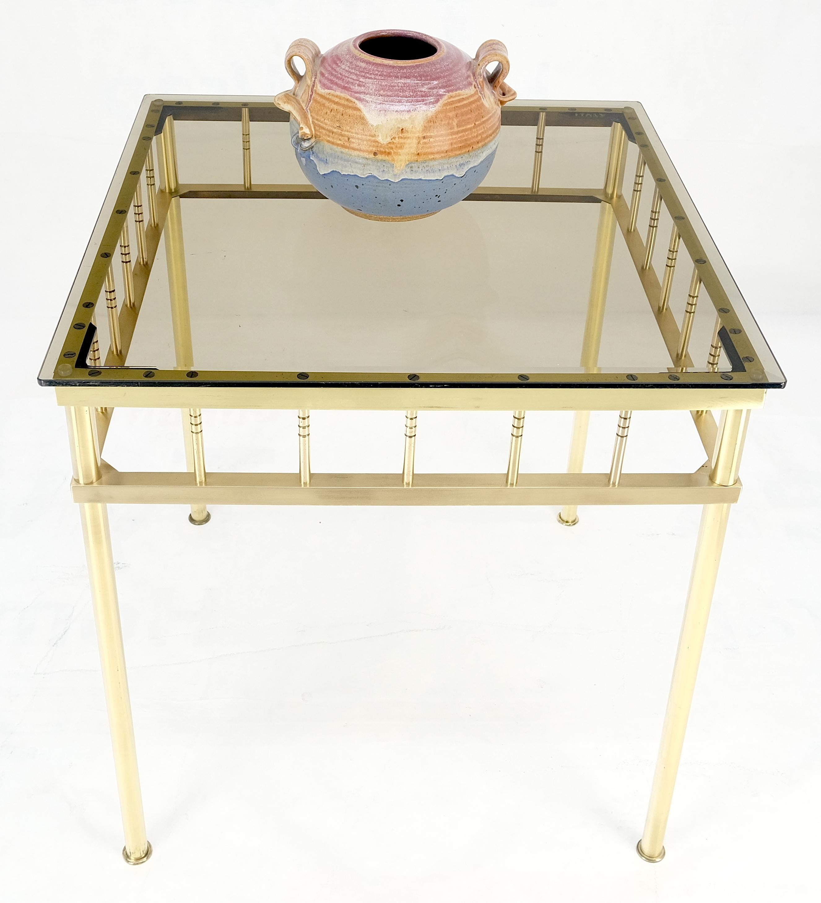 20ième siècle Lampe d'appoint italienne en laiton massif profilé et verre fumé carré Occasionnel  Tableau en vente