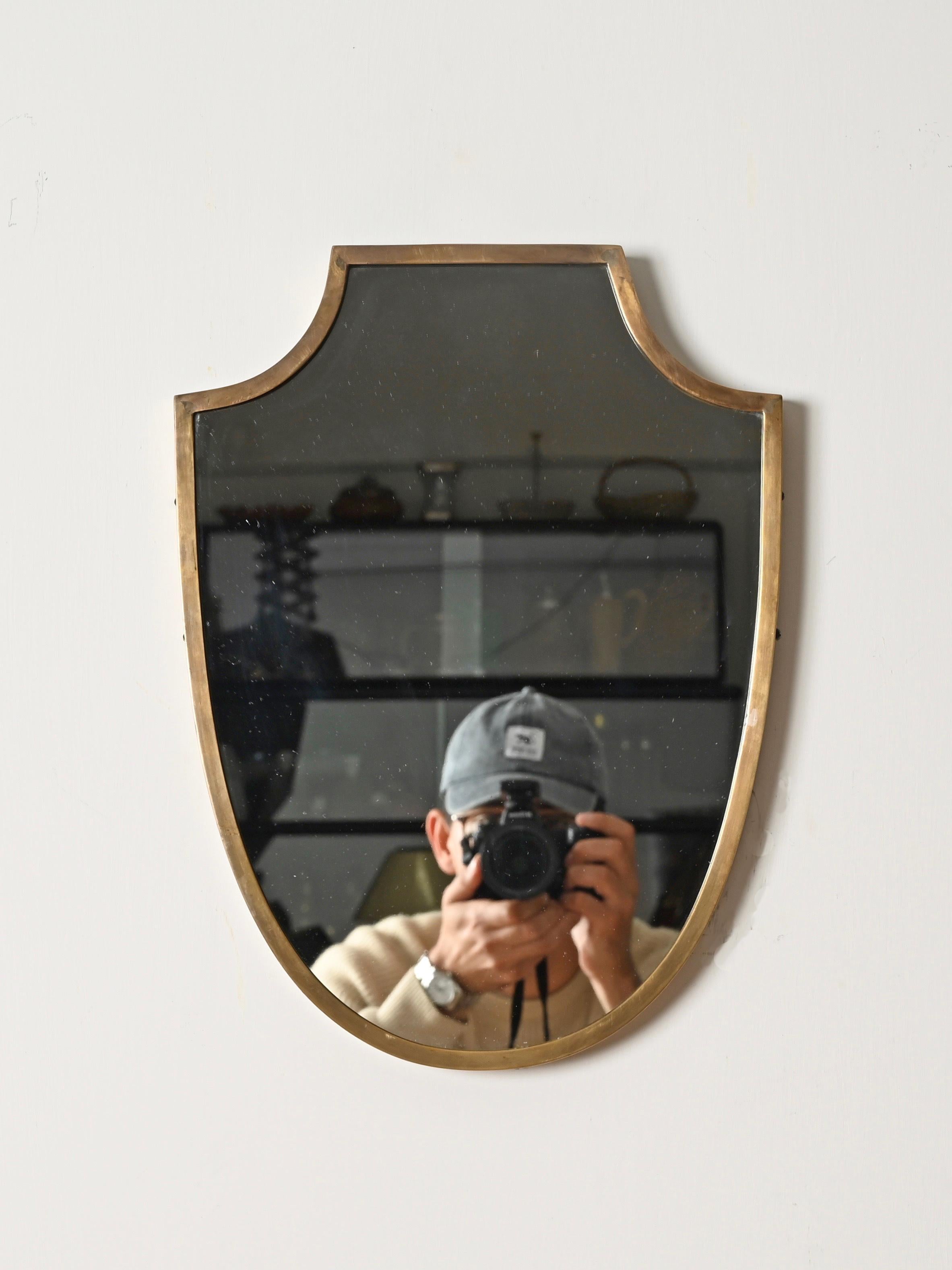 Mid-Century moderno Italian Solid Brass Shield-Shaped Mirror, Gio Ponti Style, 1950s in vendita