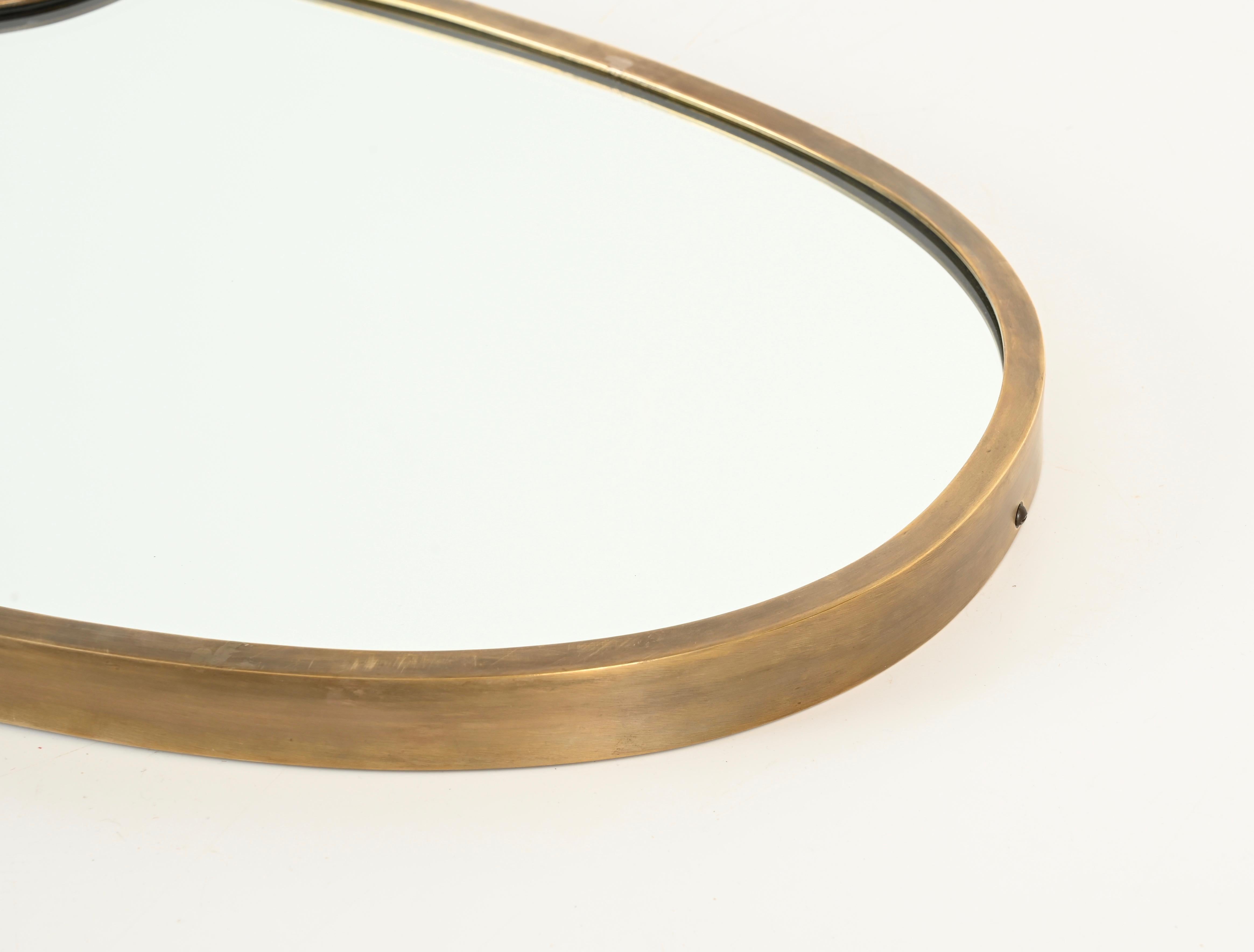 Italian Solid Brass Shield-Shaped Mirror, Gio Ponti Style, 1950s In condizioni buone in vendita a Roma, IT
