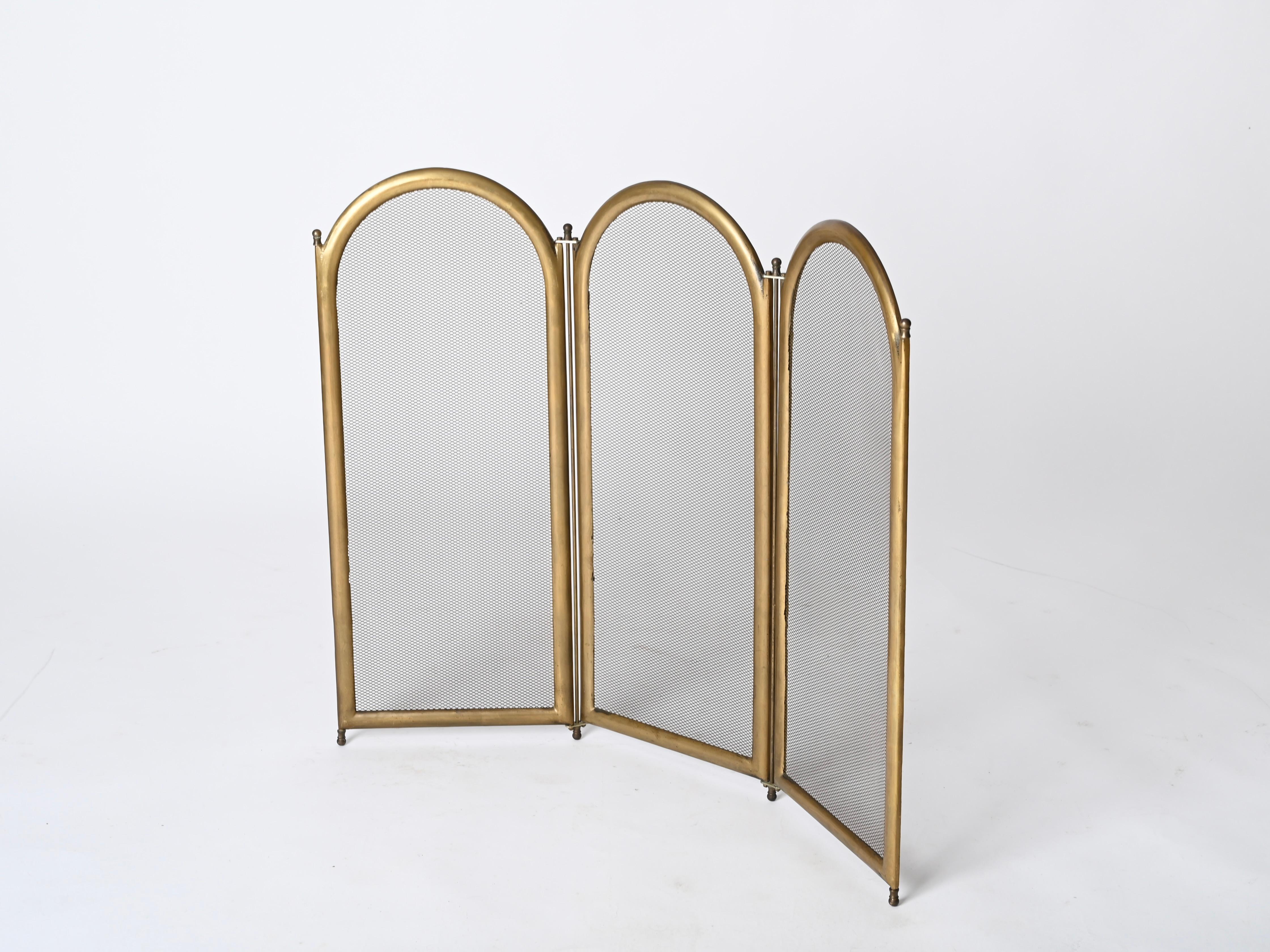 Beautiful Italian folding fire guard made in solid brass. This lovely item was made in Italy during the 1960s.

This elegant fire screen has 4 folding arch shaped screens that can open and fold independently.

An elegant fire guard in solid brass,