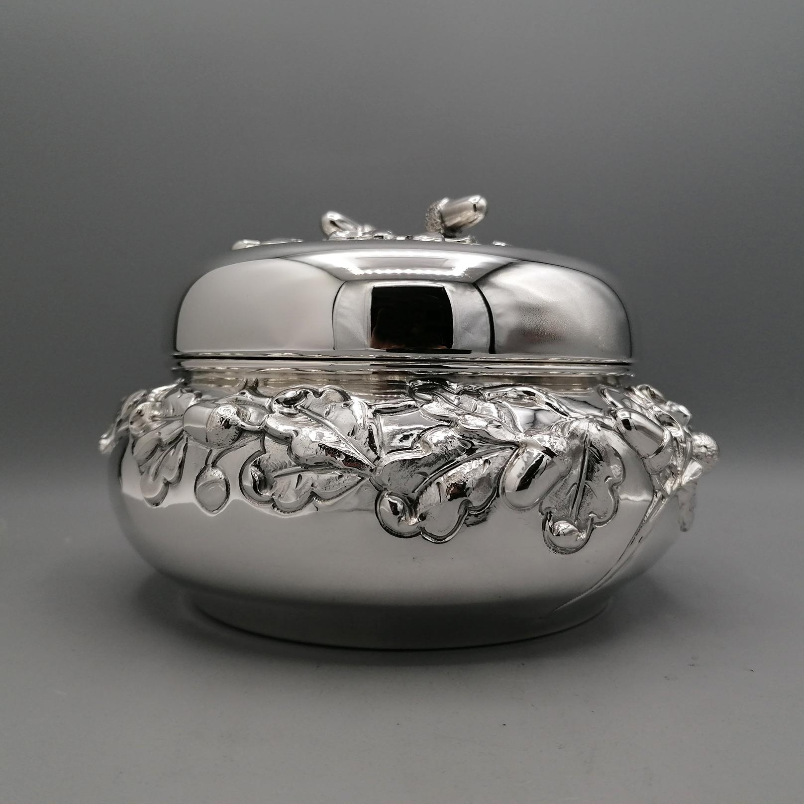 Italian Solid Silver decorative Round Box  In New Condition For Sale In VALENZA, IT