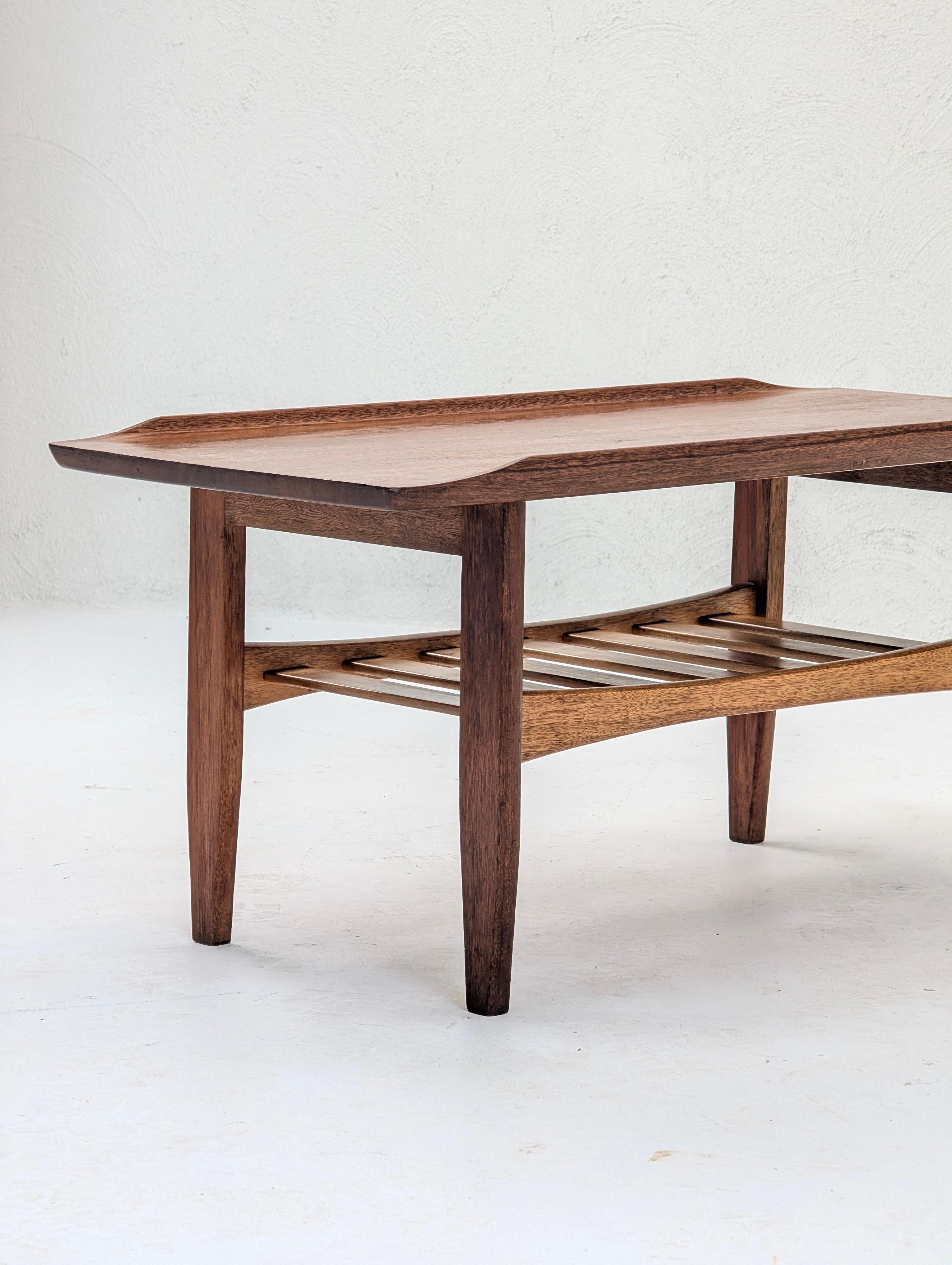 Mid-Century Modern Table basse en teck massif italien 