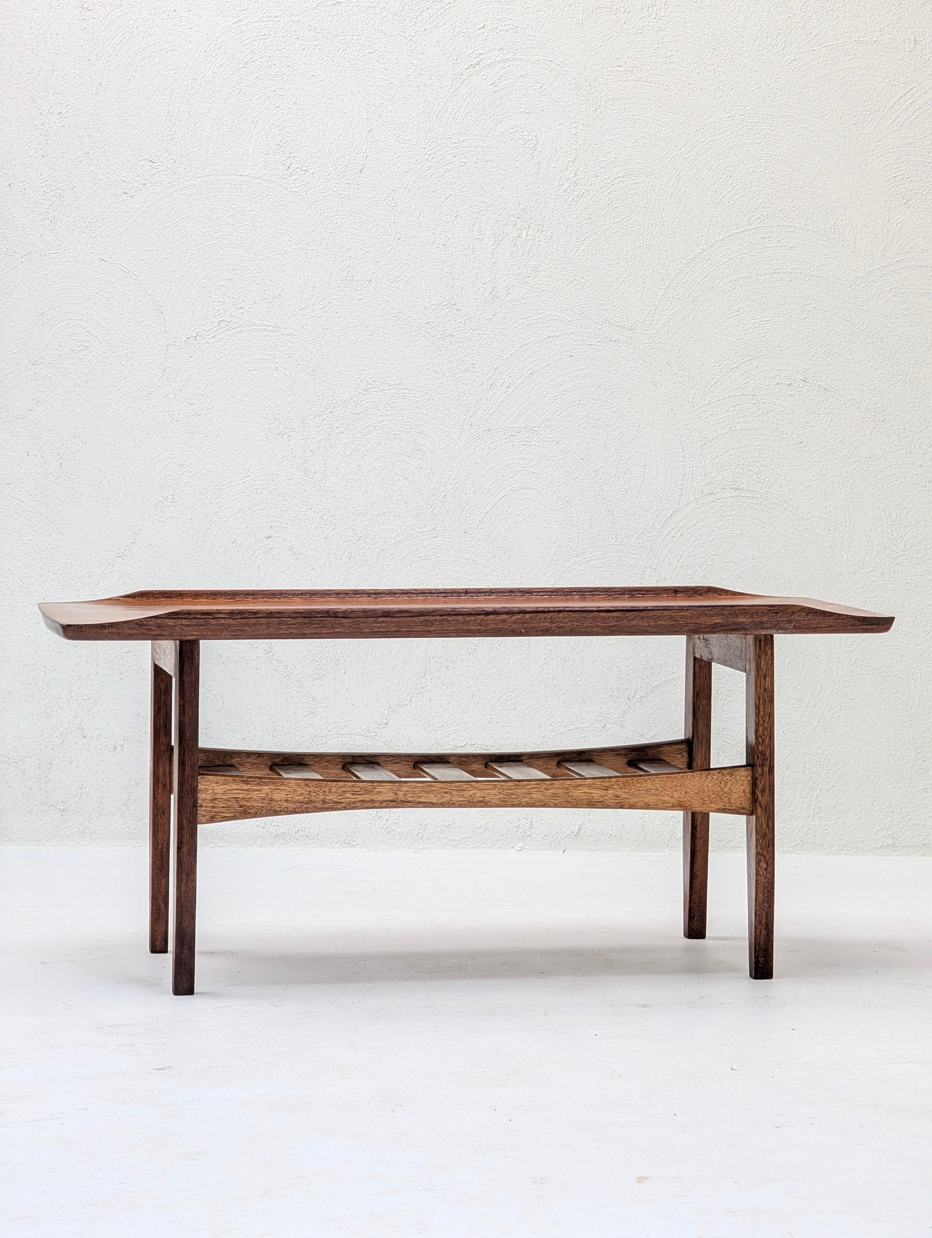 Fin du 20e siècle Table basse en teck massif italien 