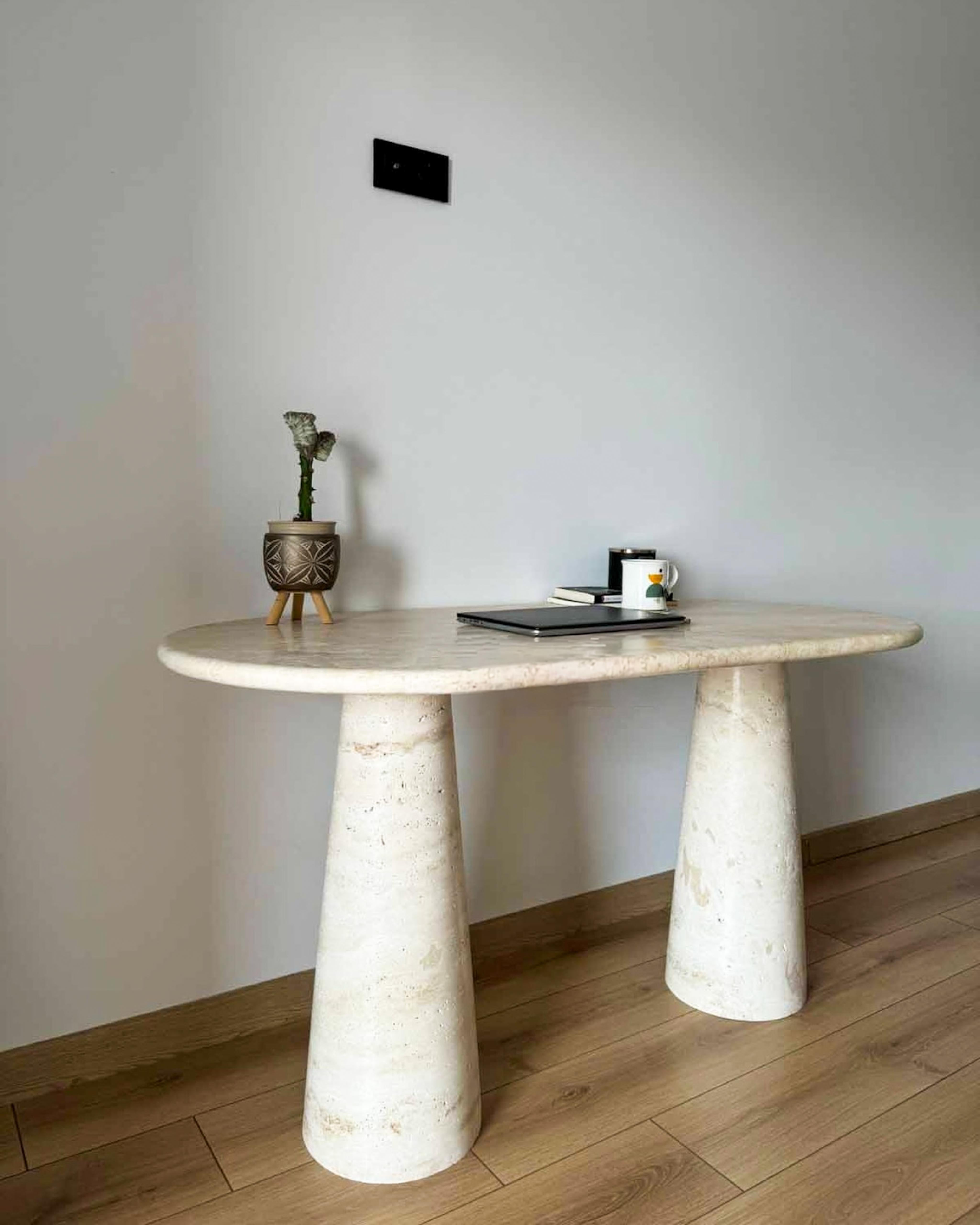 Italian Solid Travertine Console Table (Türkisch) im Angebot
