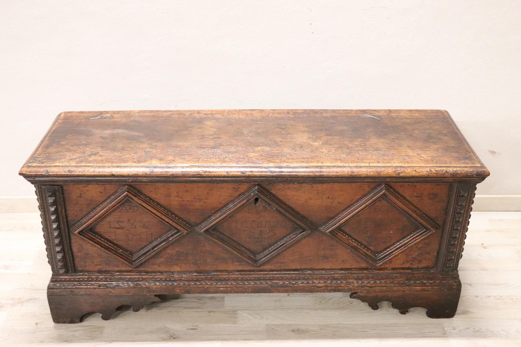 Beautiful antique blanket chest in solid walnut wood. Characterized by inscriptions engraved on the front including the manufacturing date 1788. Inside a small drawer. The antique blanket chest also completely original and has great charm. In