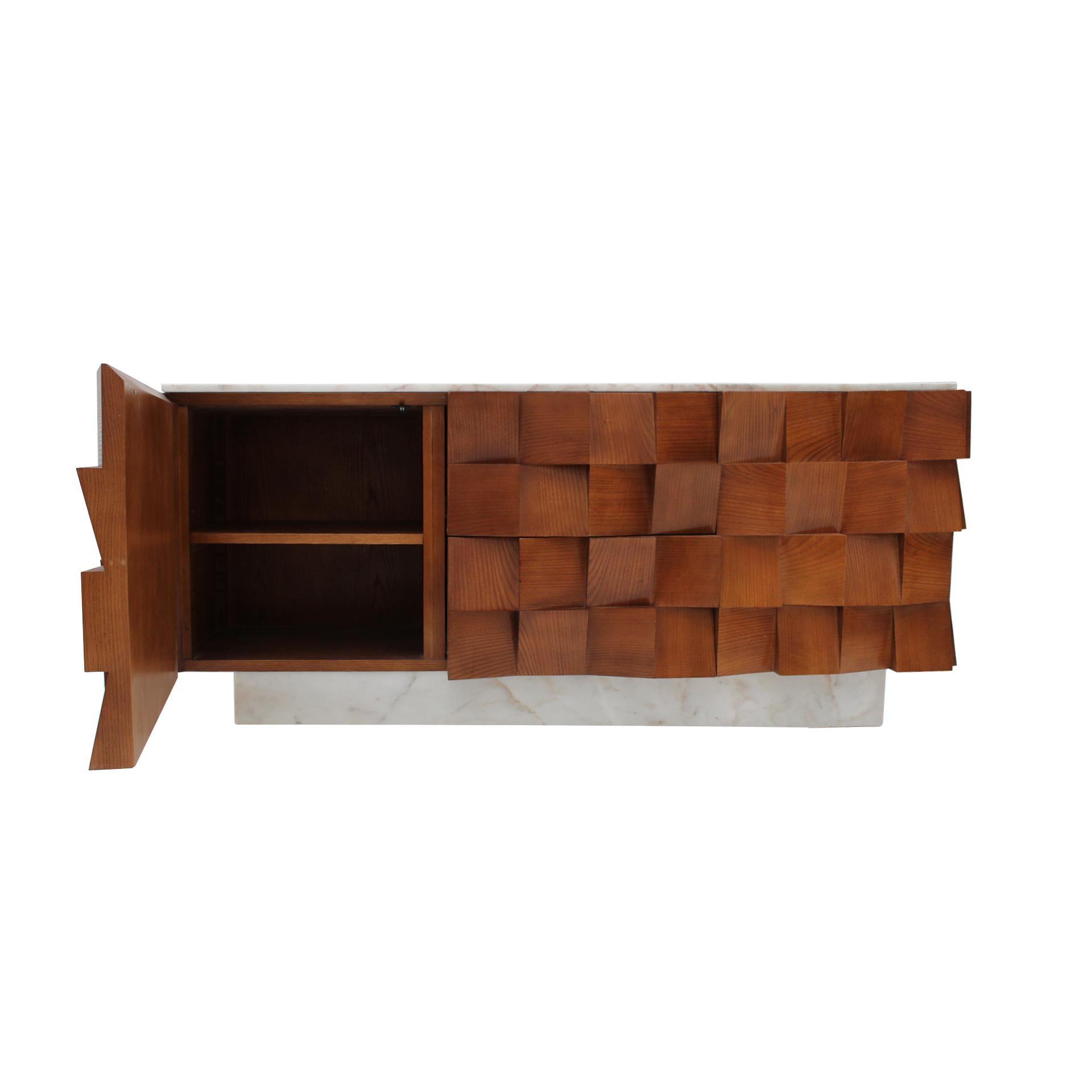 Mid-Century Modern Buffet de style brutaliste en bois massif et marbre de Sienne en vente