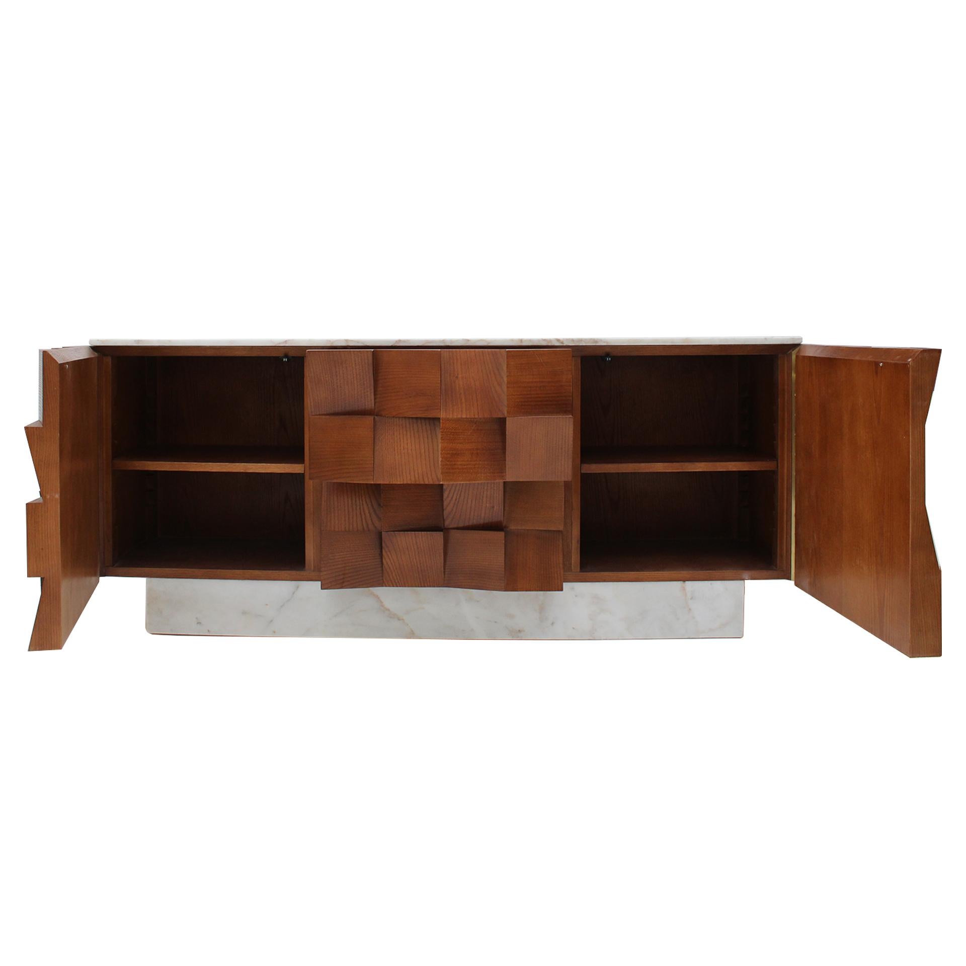 italien Buffet de style brutaliste en bois massif et marbre de Sienne en vente