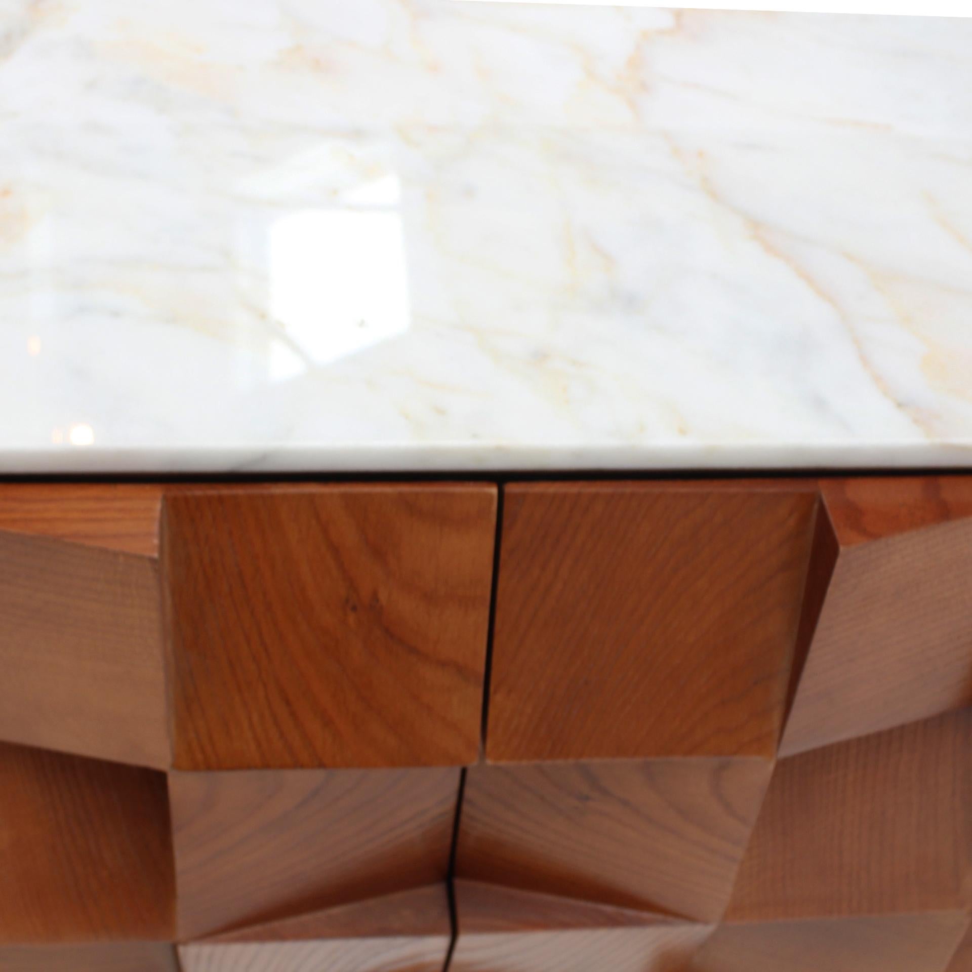 Marbre de Sienne Buffet de style brutaliste en bois massif et marbre de Sienne en vente