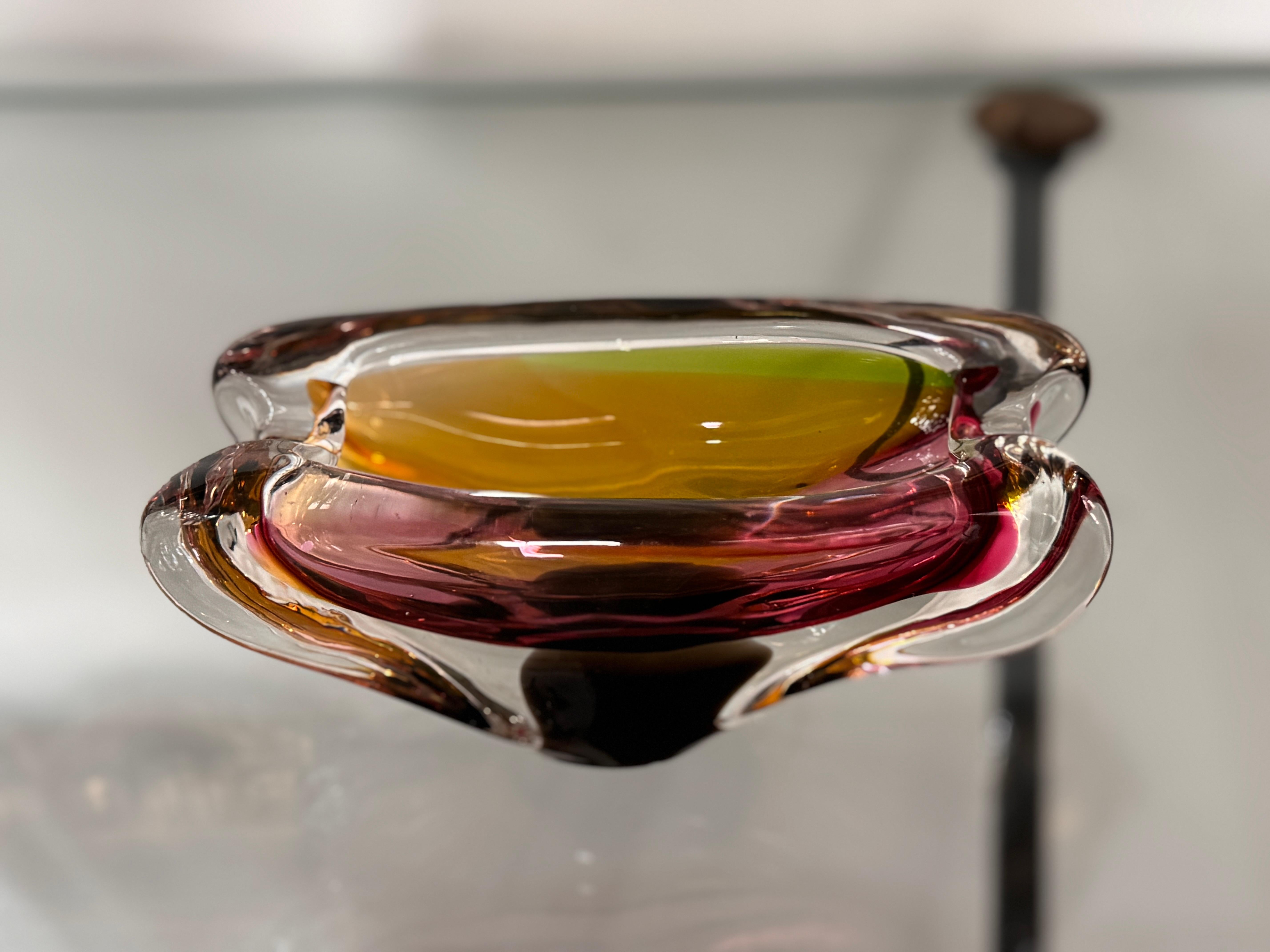 Milieu du XXe siècle Cendrier italien en verre Sommerso, Murano Attribué à Josef Rozínek, années 1960 en vente