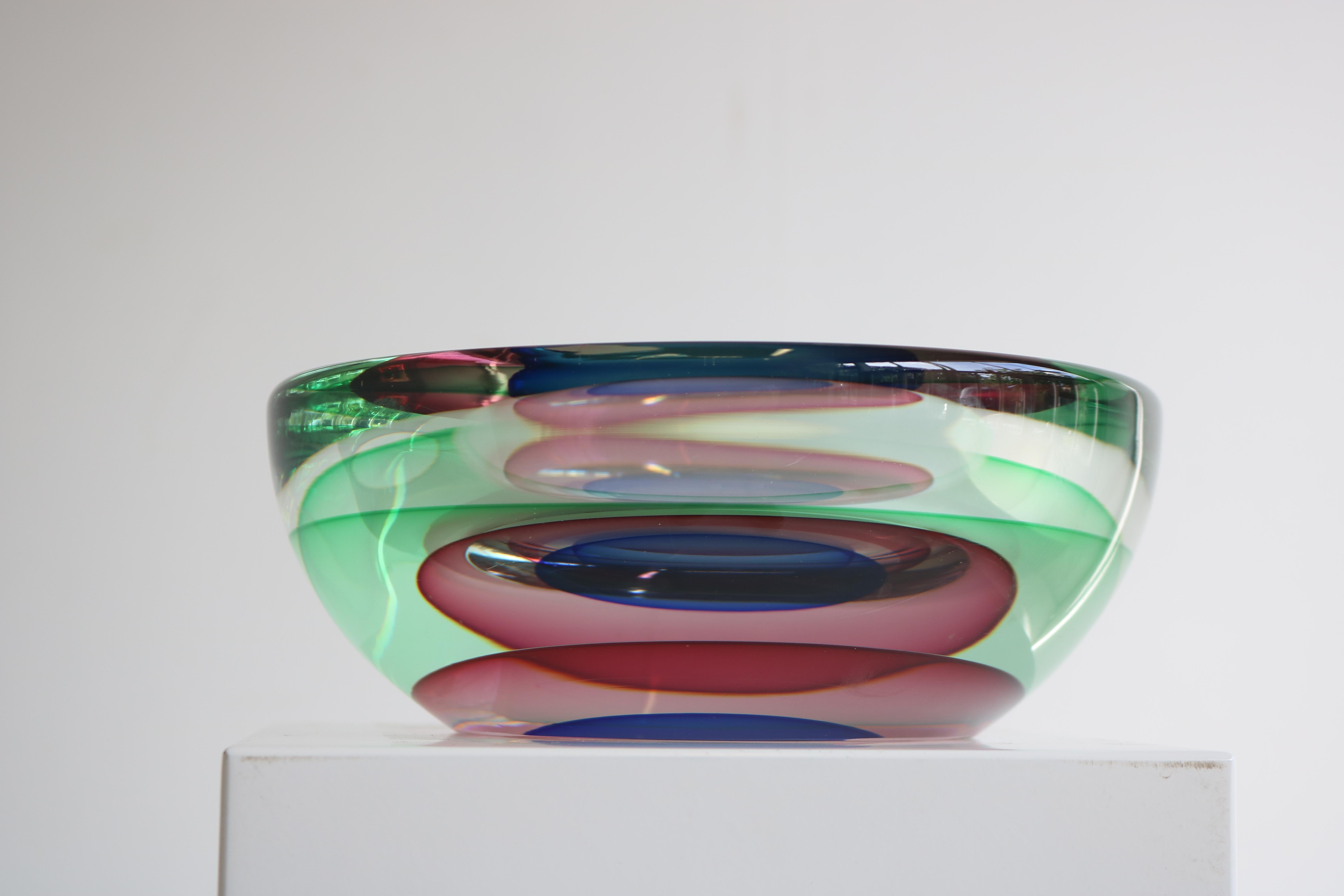 Ein atemberaubendes Kunstwerk, handgefertigt von dem legendären Künstler Luigi Onesto in der komplizierten und begehrten Sommerso-Technik! Diese atemberaubende Murano-Glasschale zeichnet sich durch eine exquisite Palette kräftiger Farben aus,