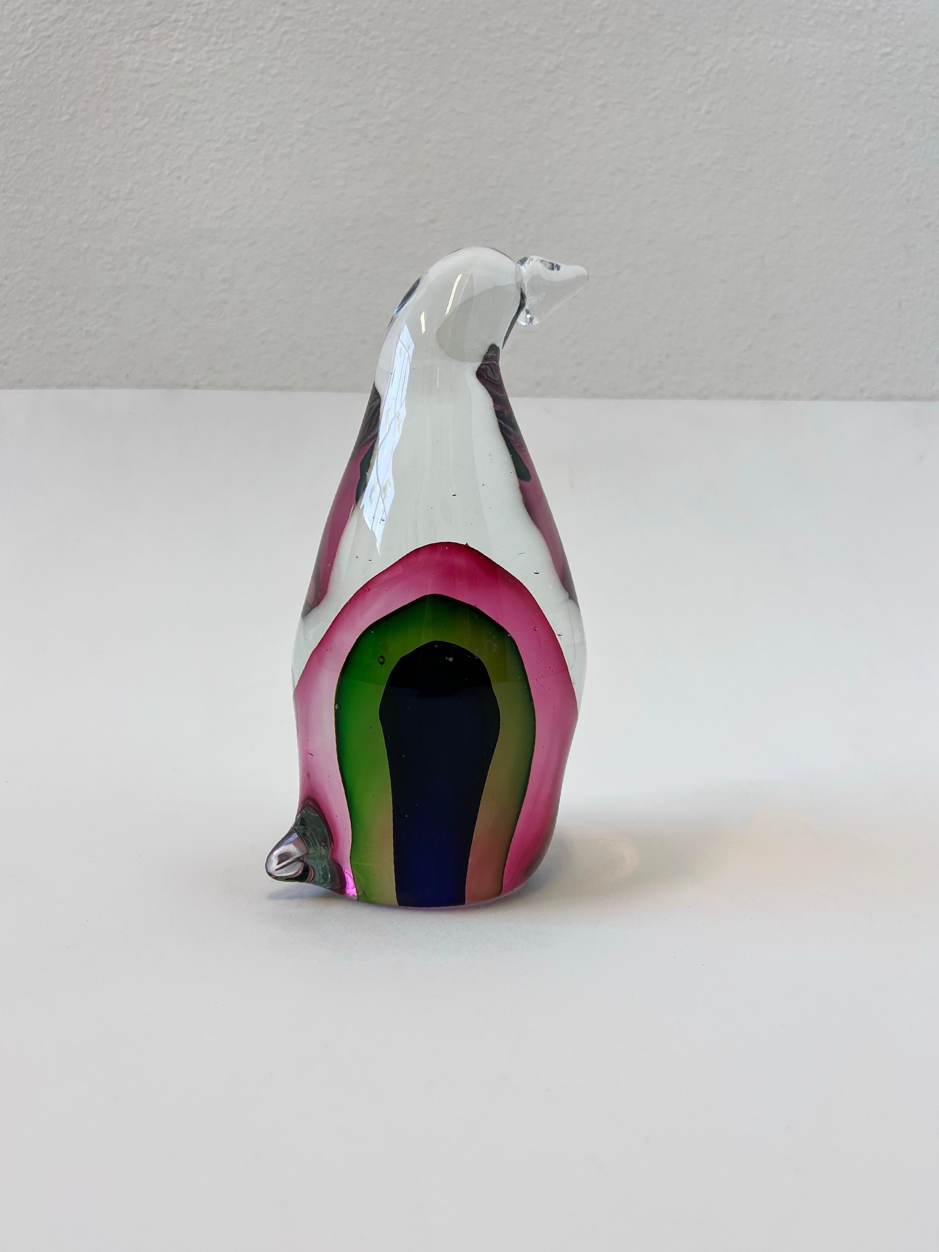 Schöne 1970er Jahre italienischen Sommerso Murano Glas Pinguin Skulptur. 
Wir sind uns nicht sicher, wer es entworfen hat, denn es ist nicht gekennzeichnet. 
In gutem Zustand kleiner Fleck auf einer Seite (siehe Detailfoto). 

Abmessung: 4