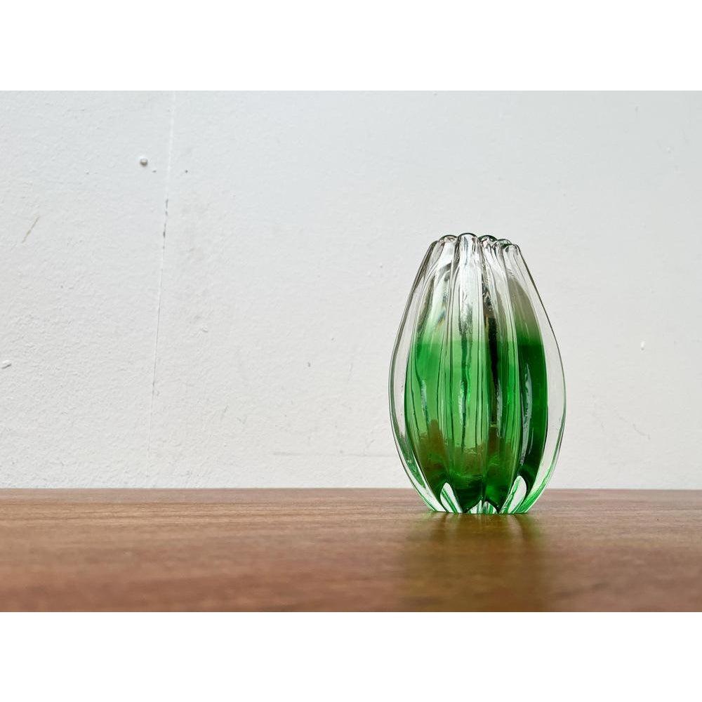 Vaso italiano in vetro di Murano Sommerso attribuito a Barovier&Toso, anni '70, in ottime condizioni. Disegnato dal 1970 al 1979 Questo pezzo è attribuito al designer/artigiano citato. Non ha un marchio di attribuzione né una prova ufficiale di