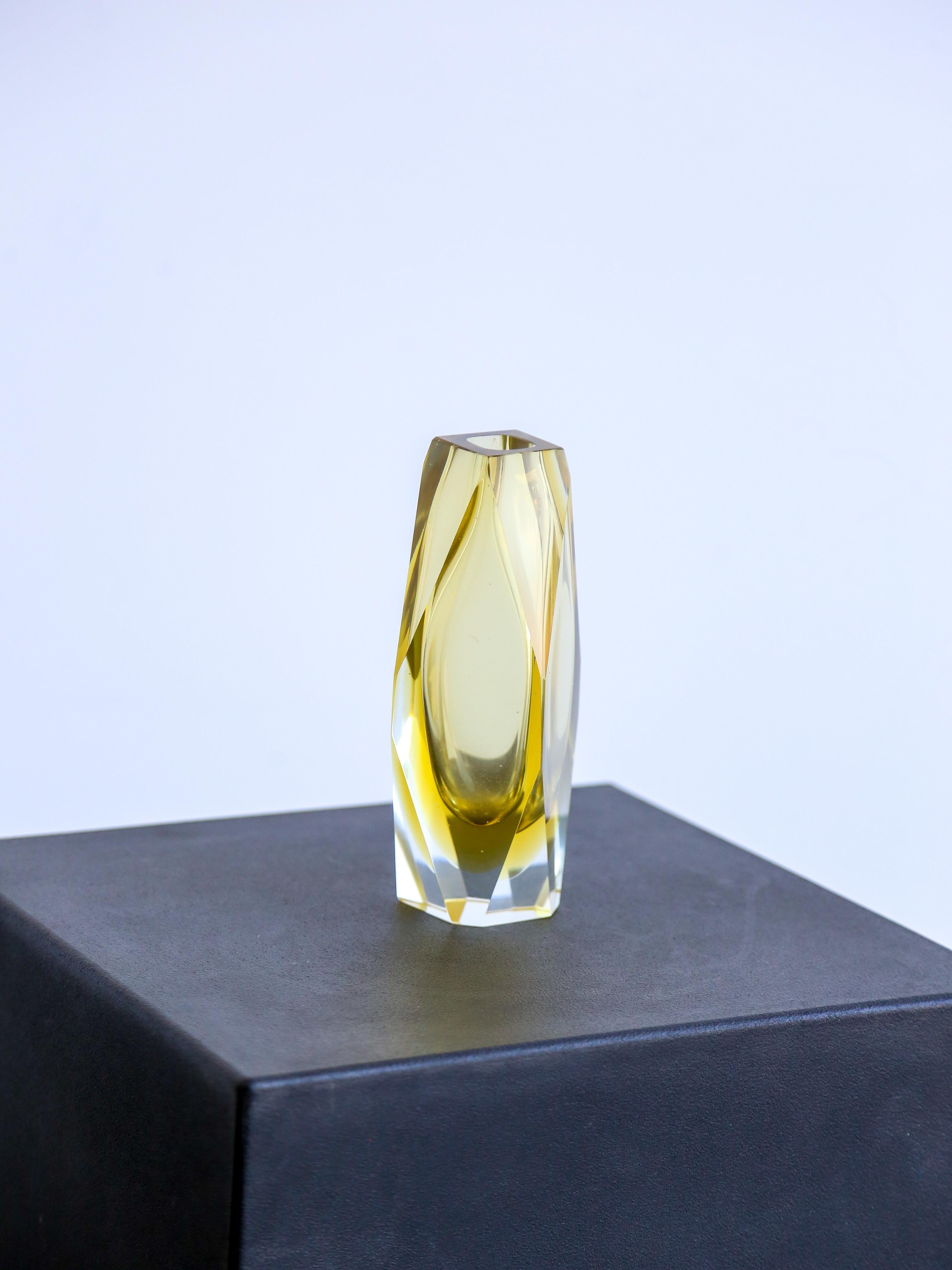 Murano Sommerso dicke gelbe Kunstglasvase.

Murano Sommerso ist eine Glasherstellungstechnik, die Mitte des 20. Jahrhunderts auf der venezianischen Insel Murano entstanden ist. Bei dieser Technik werden verschiedene Glasfarben übereinander