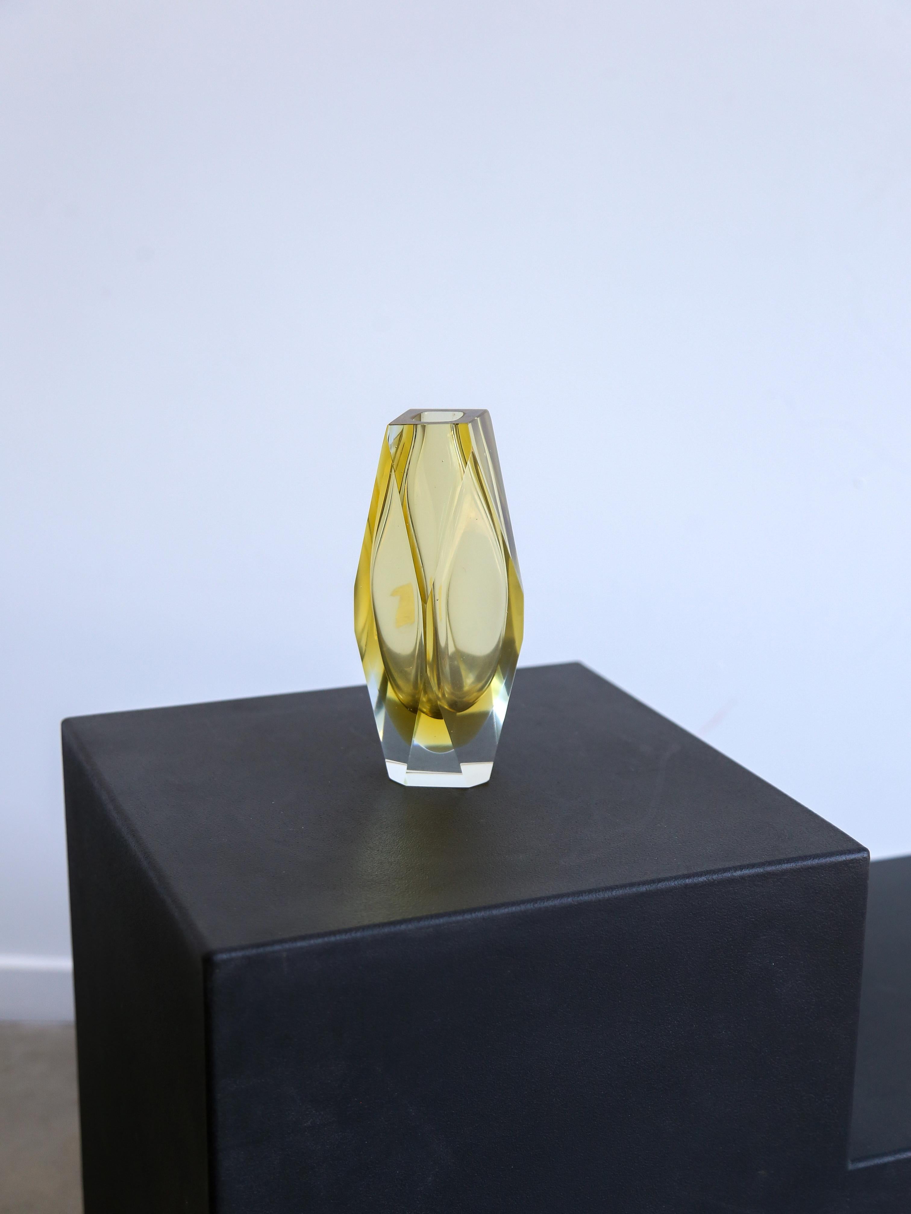 Mid-Century Modern Vase jaune Sommerso Murano italien en vente