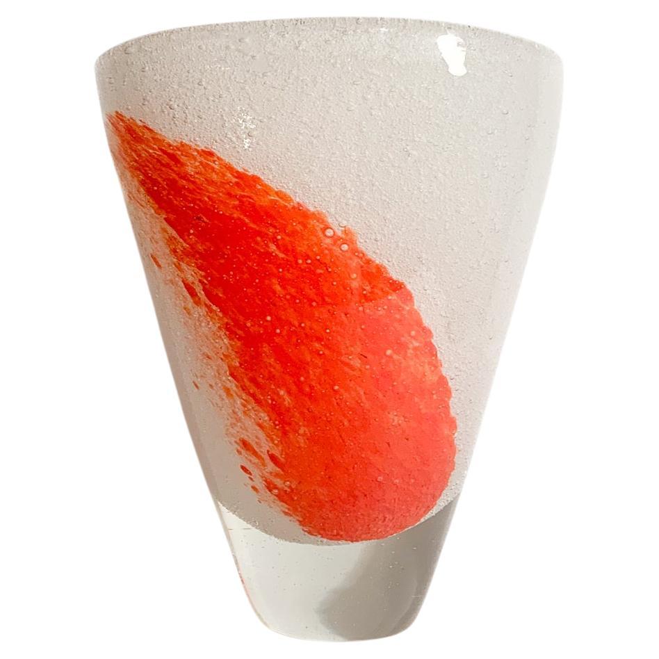 Vase italien Sommerso en verre de Murano blanc et orange des années 1980