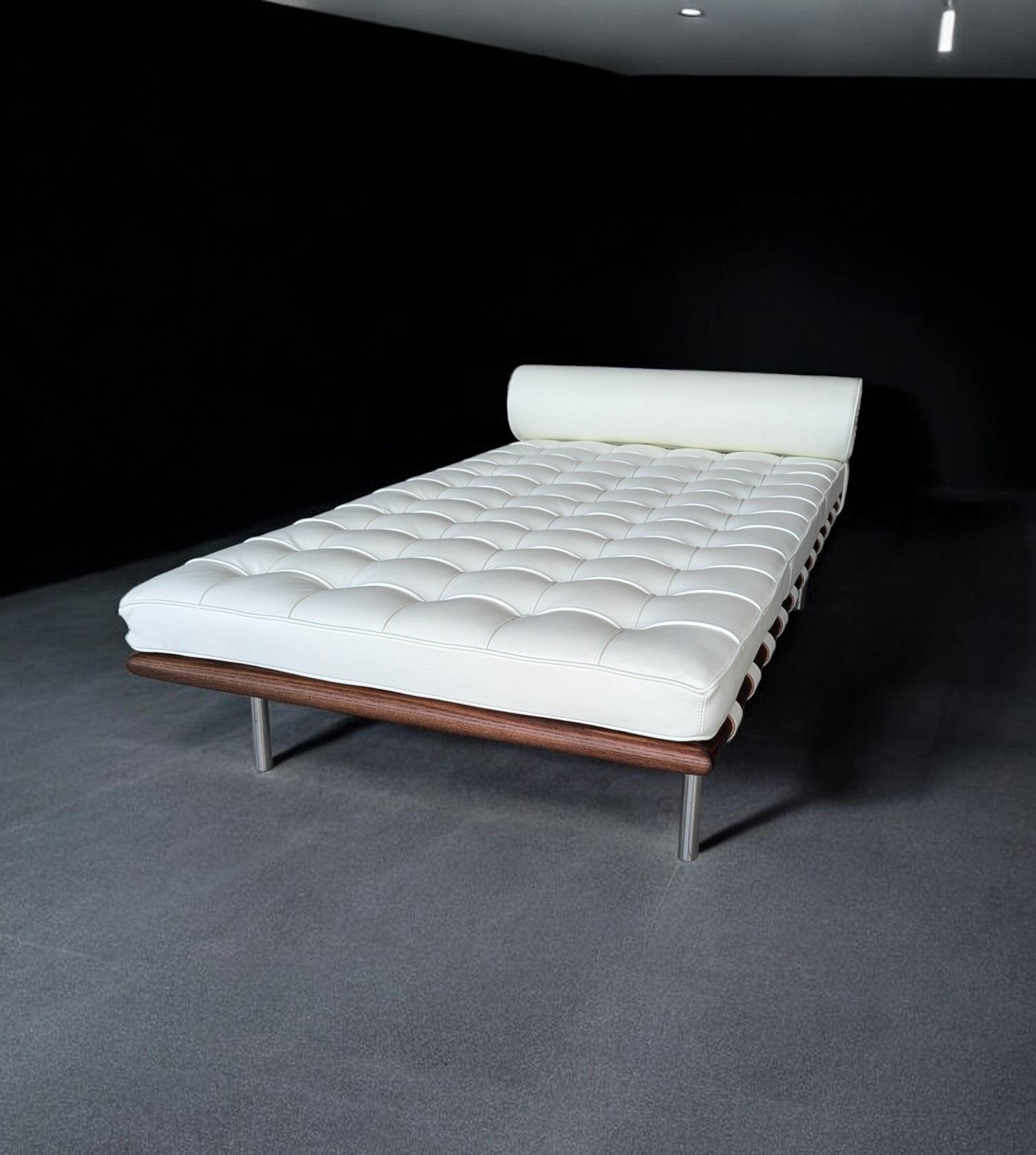 Italian Sommier Barcelona Knoll Classic in white leather 7