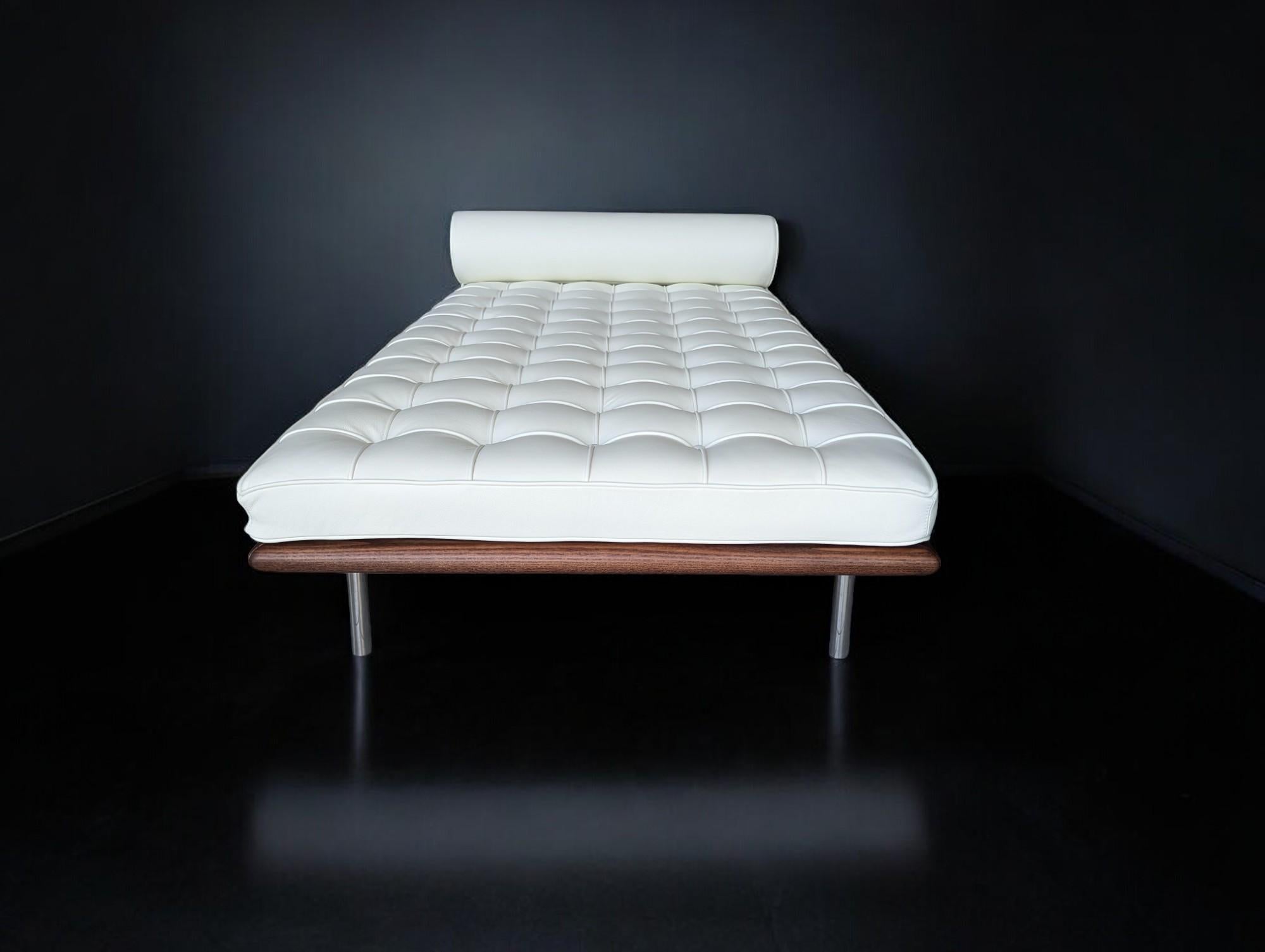 Italian Sommier Barcelona Knoll Classic in white leather 8