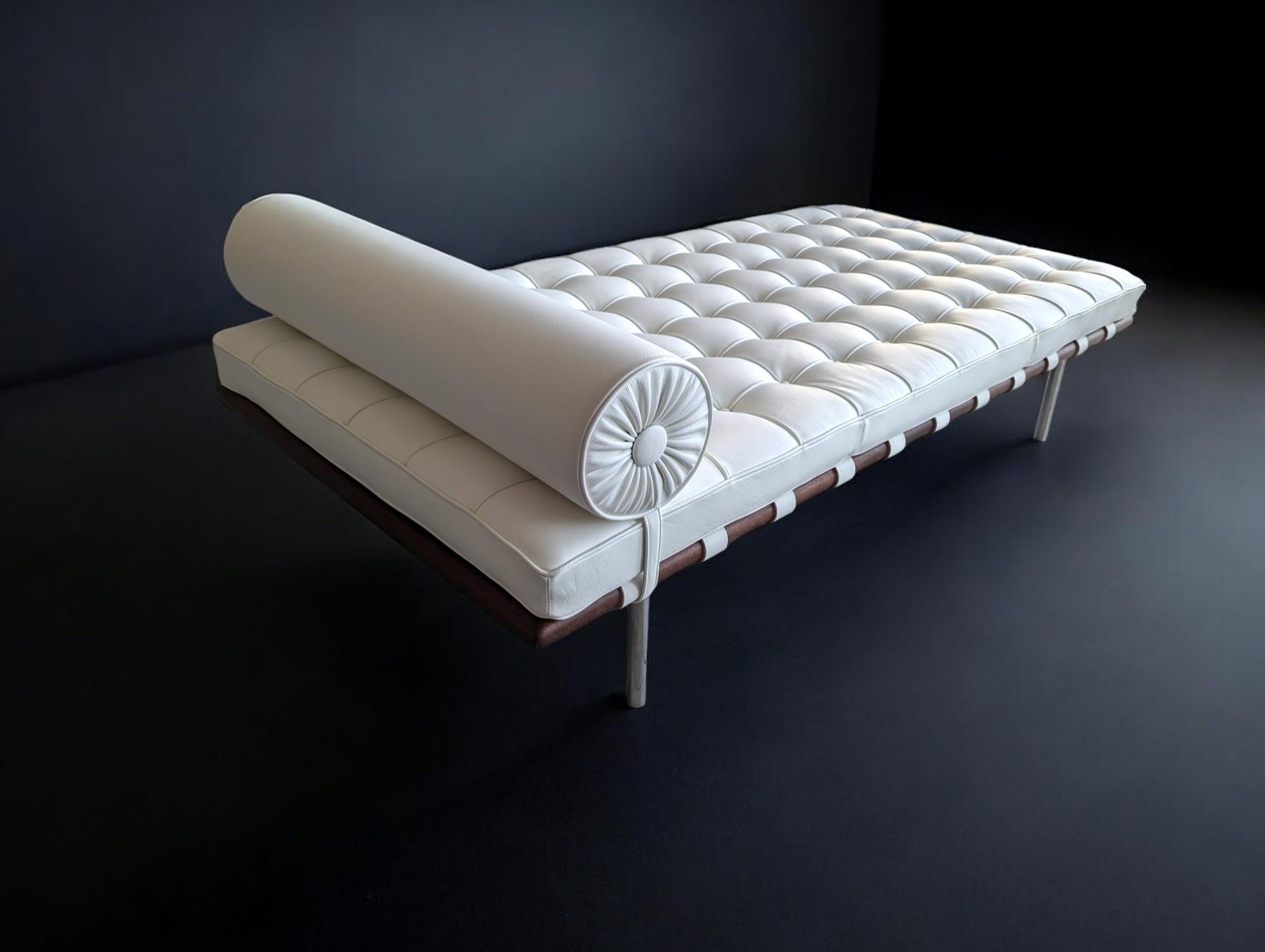 Italian Sommier Barcelona Knoll Classic in white leather 9