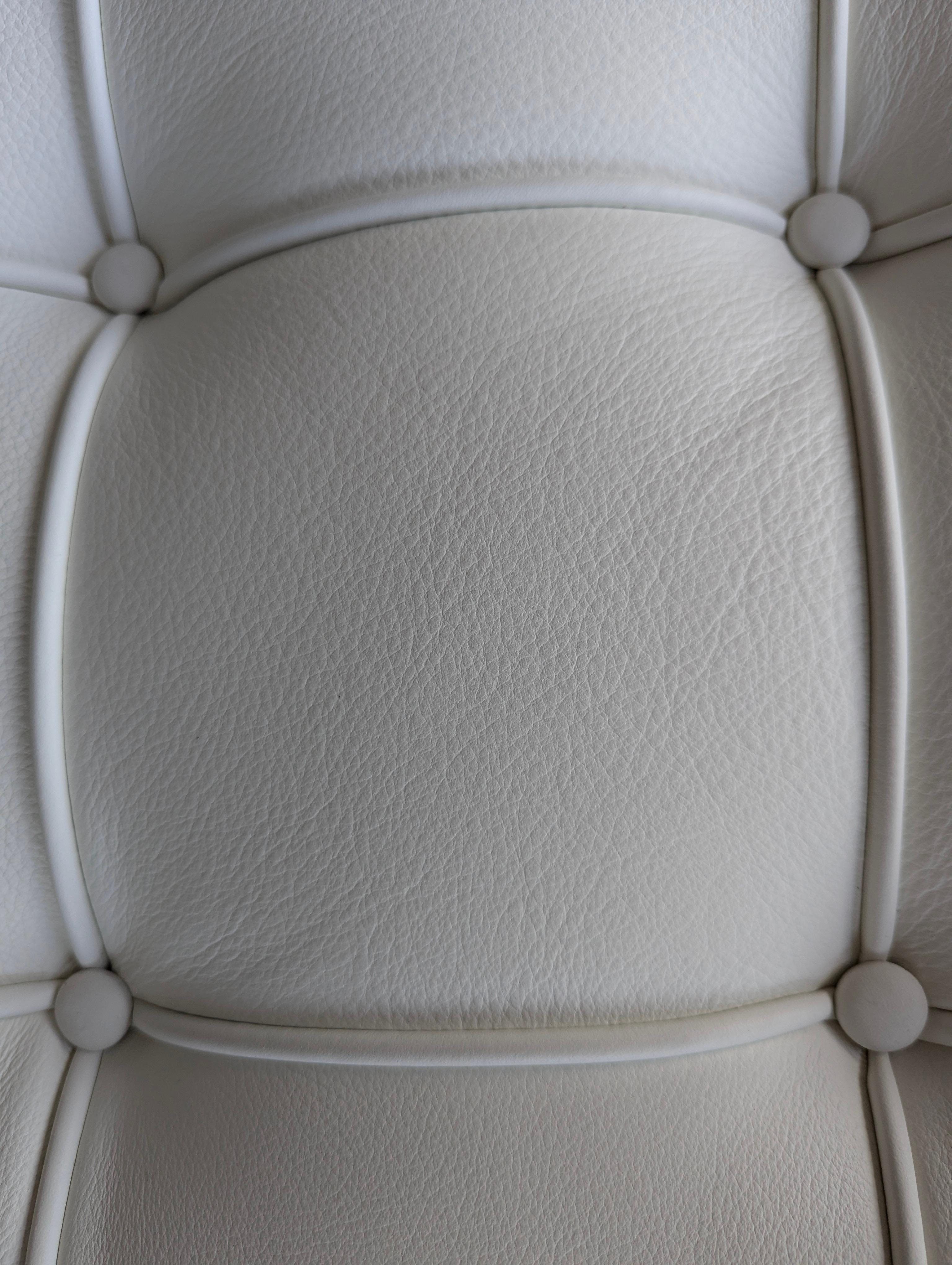 Italian Sommier Barcelona Knoll Classic in white leather 12