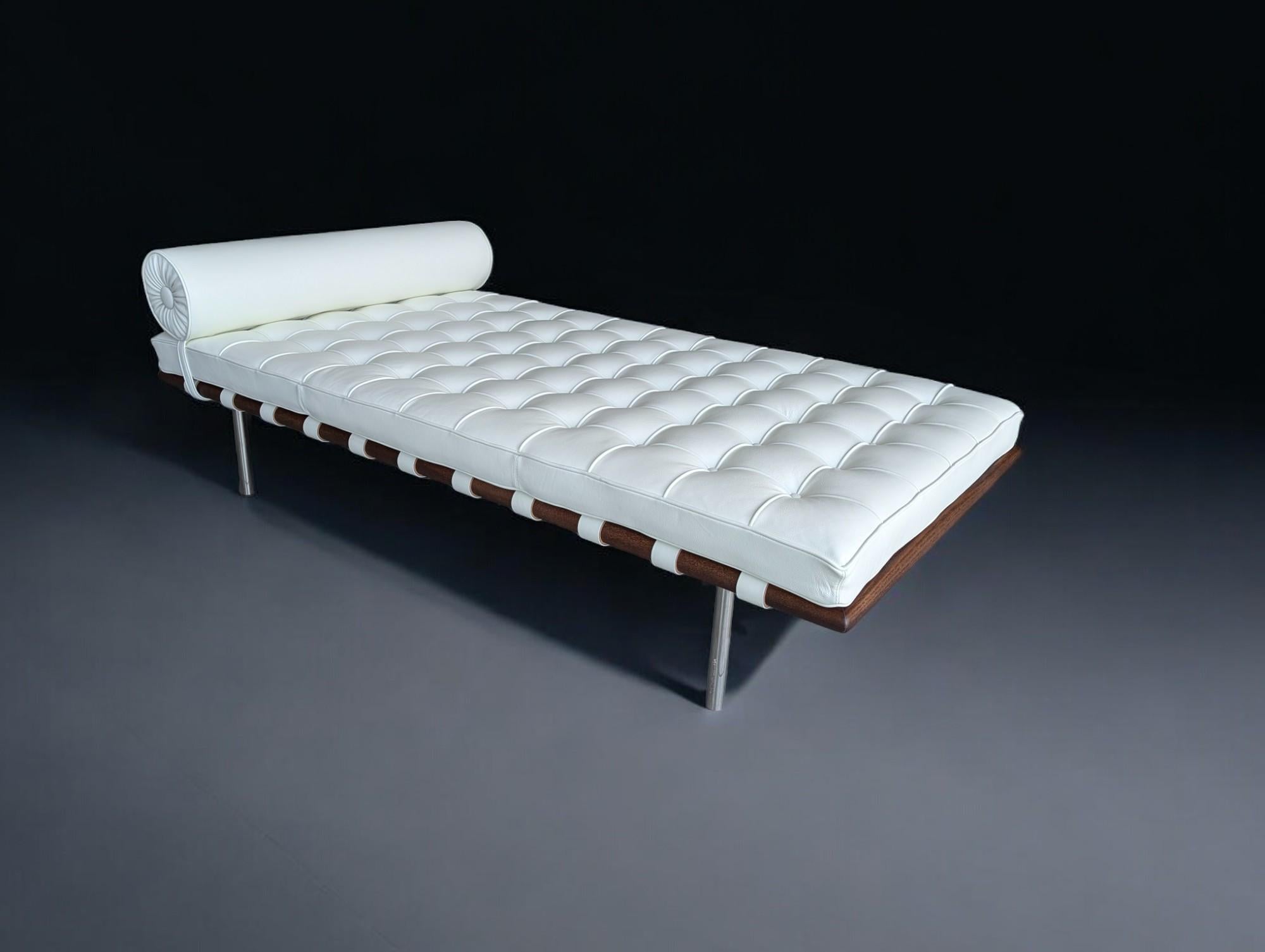 This Barcelona Knoll Classic somier features a solid ash structure stained walnut, supported by 11 high-quality leather suspension straps for optimal mattress support. The legs are made of polished chrome tubular steel, adding a touch of elegance