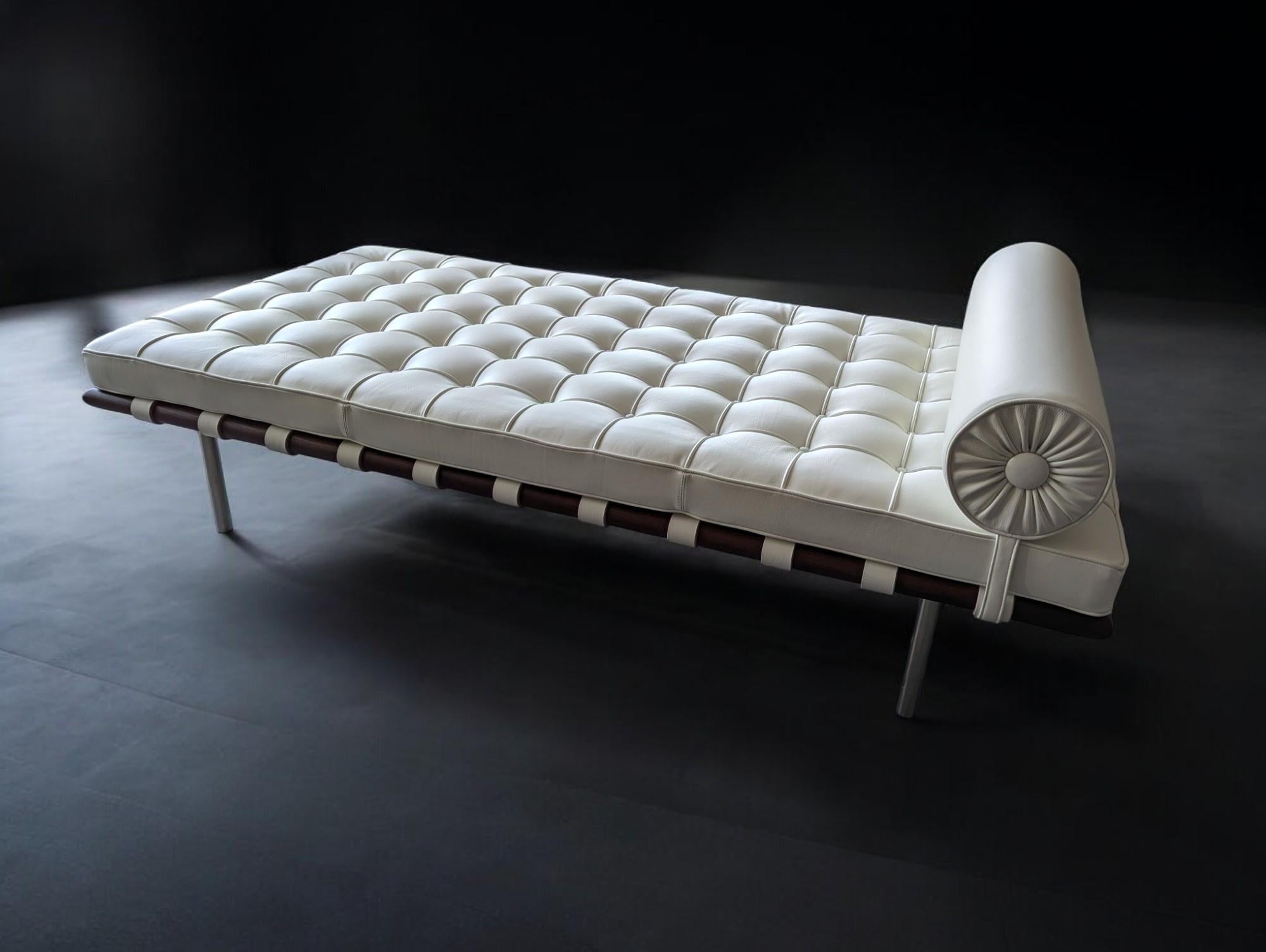 Modern Italian Sommier Barcelona Knoll Classic in white leather