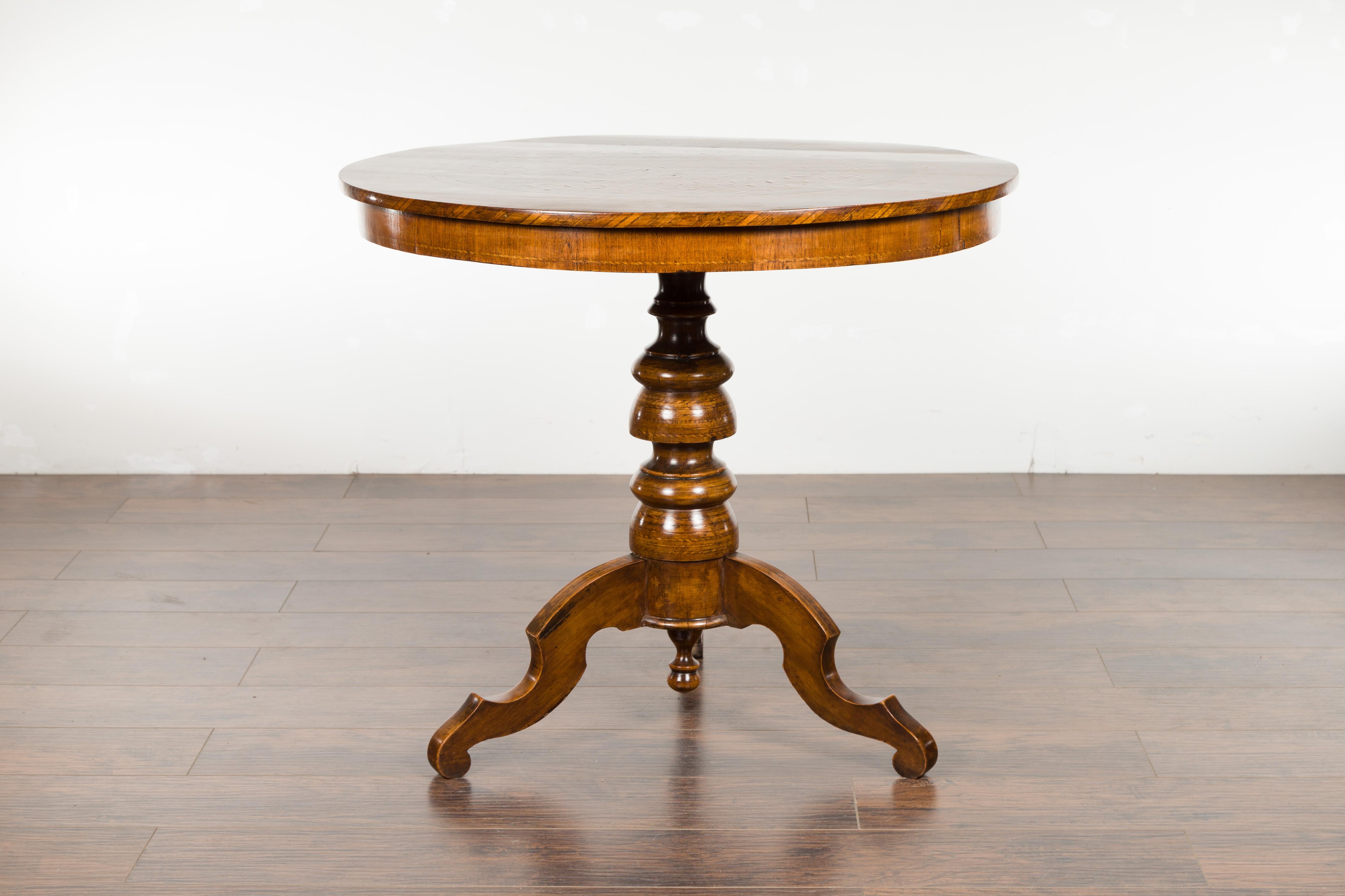 Italian Sorrento 1880s Walnut Pedestal Table with Marquetry Top and Tripod Base 10