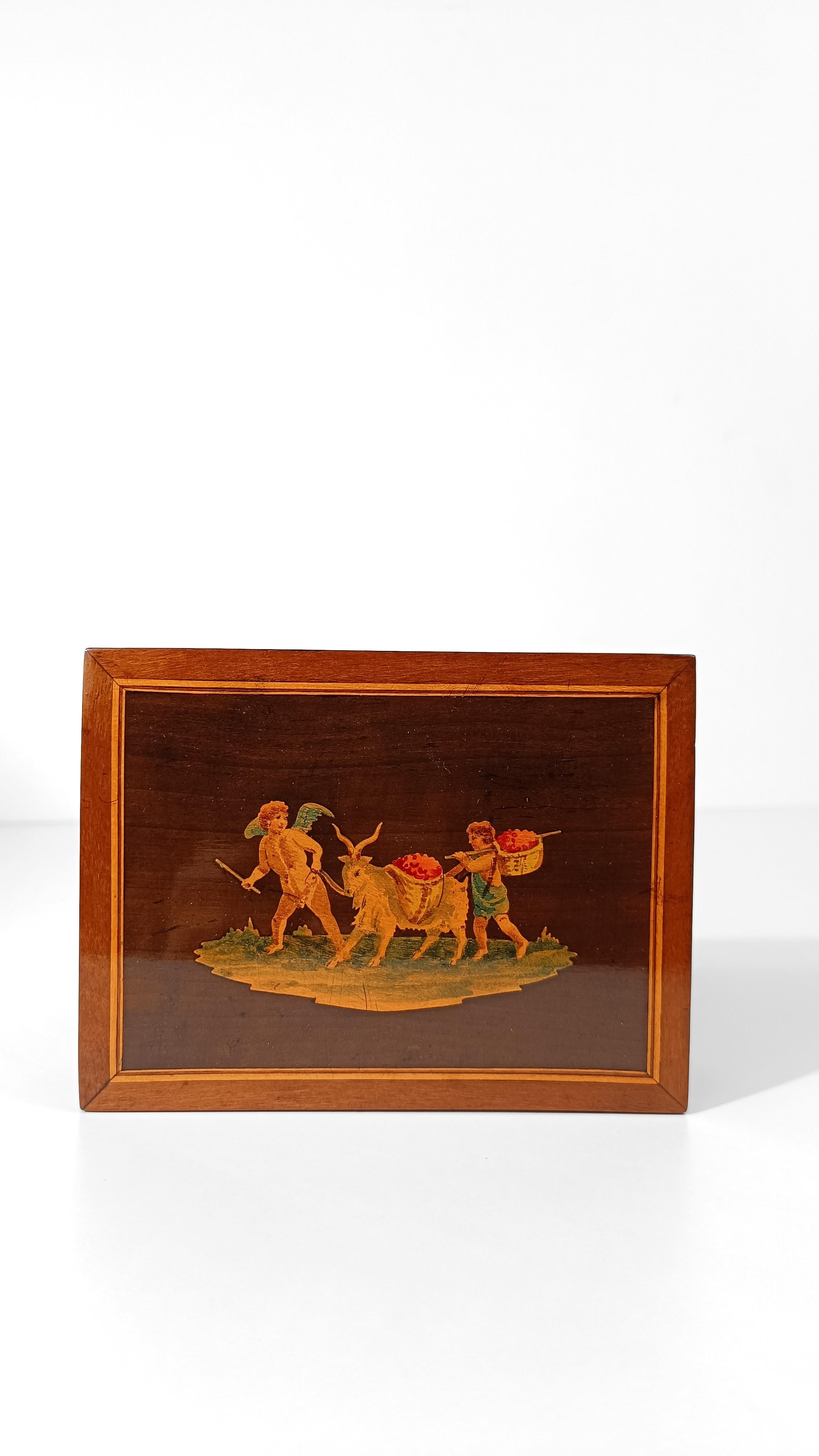 Caja italiana sorrentina con incrustaciones de escena pastoral del siglo XVIII con Cupido en venta 4