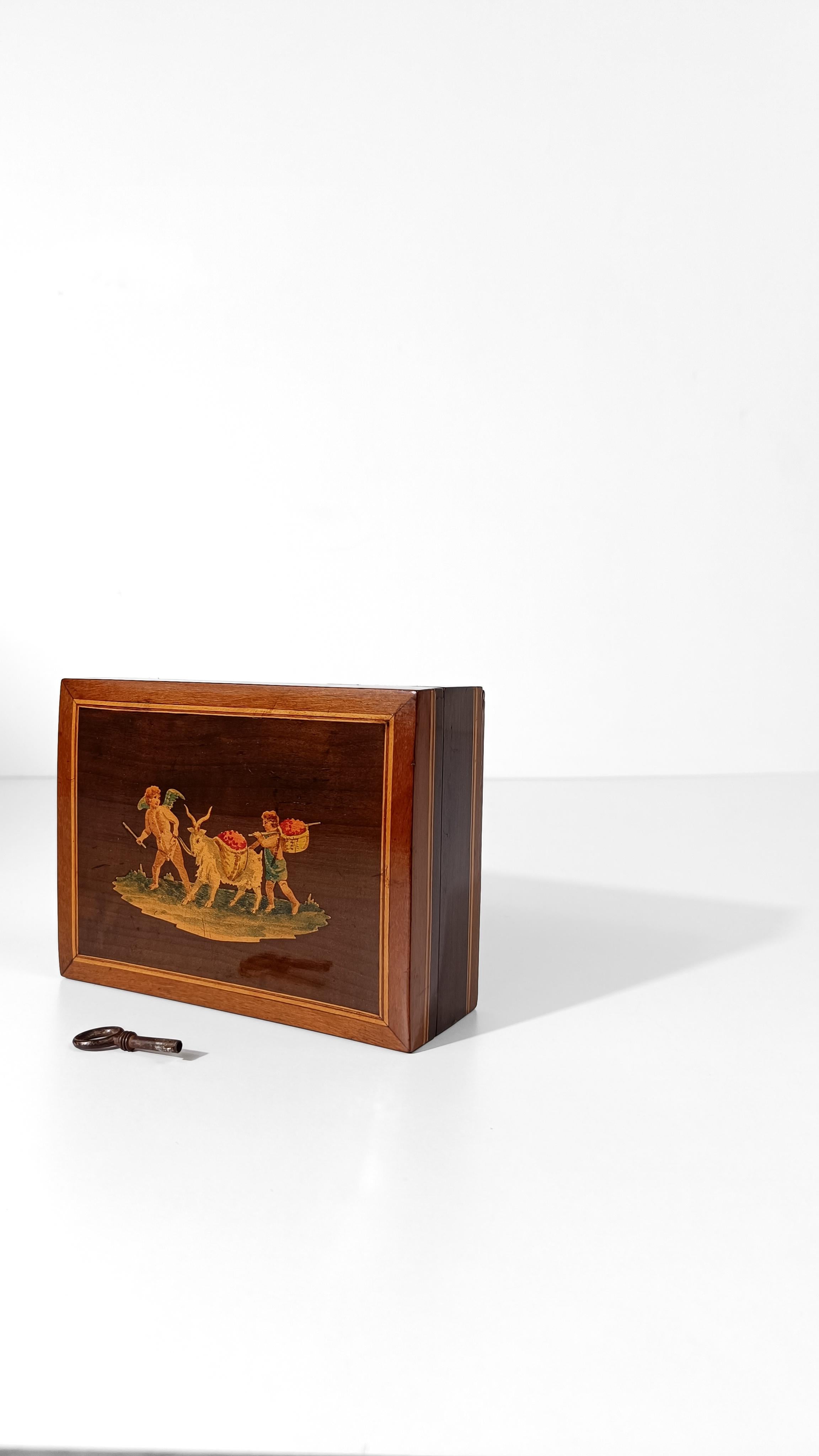 Caja italiana sorrentina con incrustaciones de escena pastoral del siglo XVIII con Cupido en venta 5