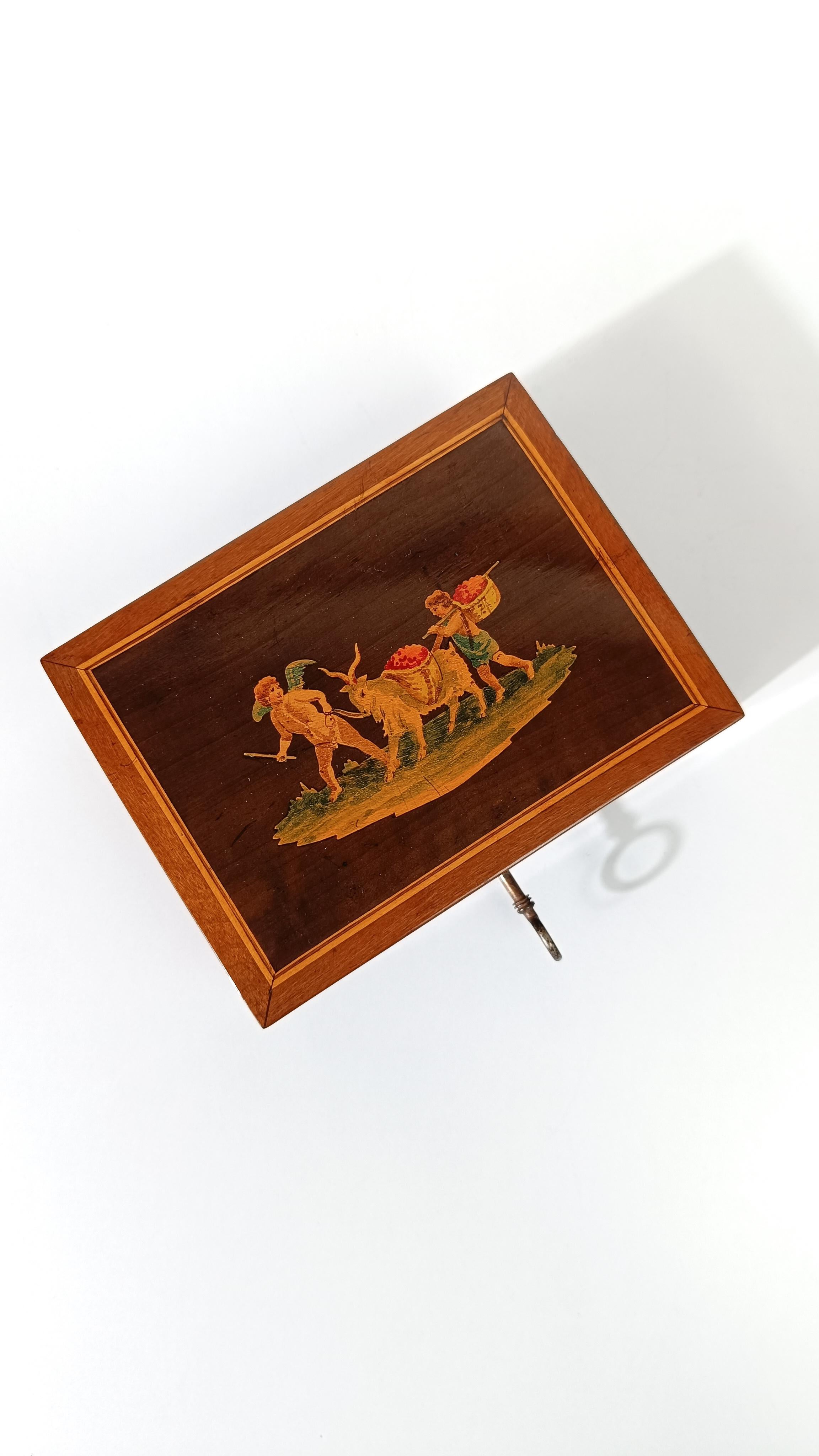 Caja italiana sorrentina con incrustaciones de escena pastoral del siglo XVIII con Cupido en venta 10