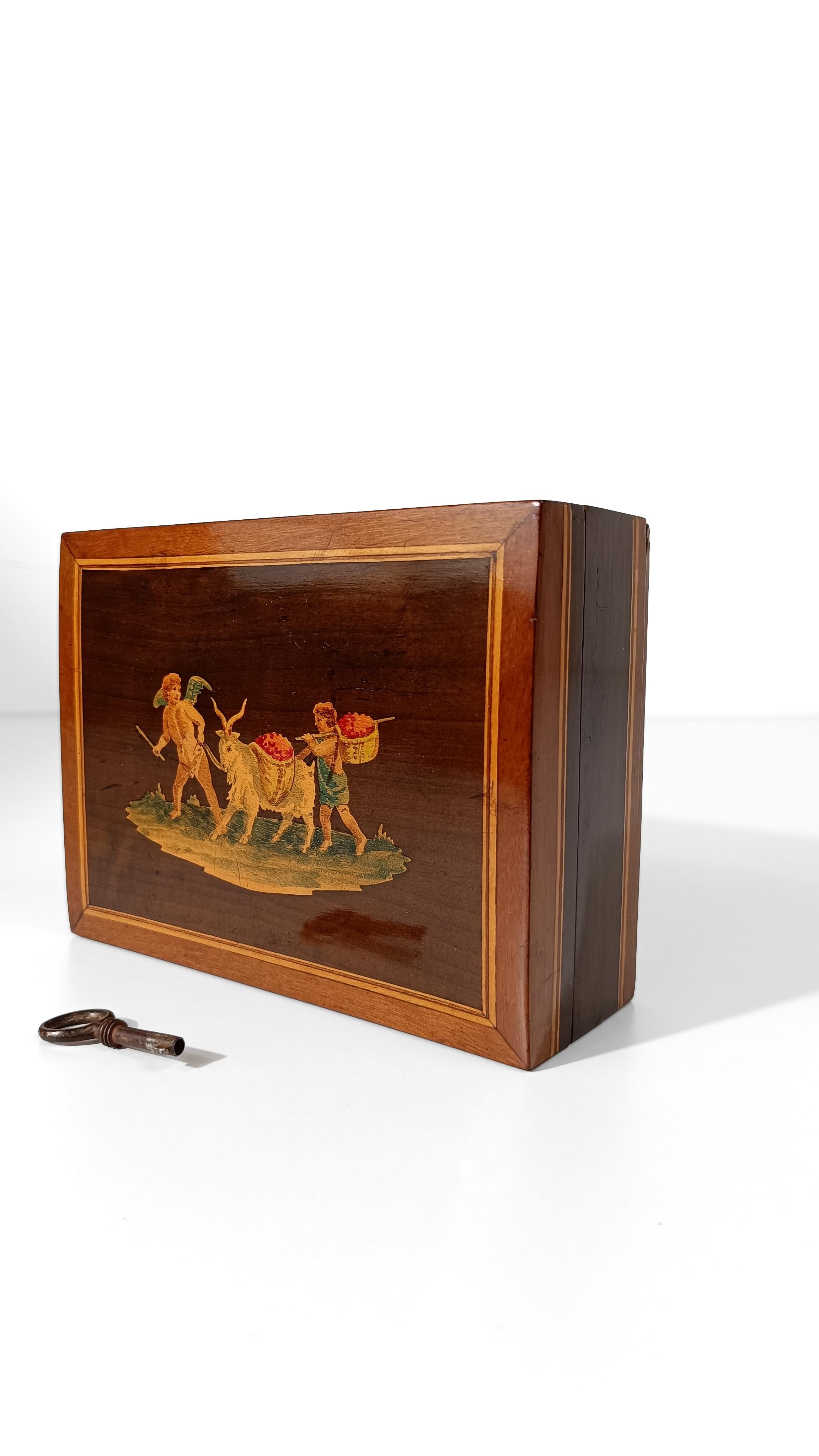 Caja italiana sorrentina con incrustaciones de escena pastoral del siglo XVIII con Cupido en Bueno estado para la venta en Roma, IT