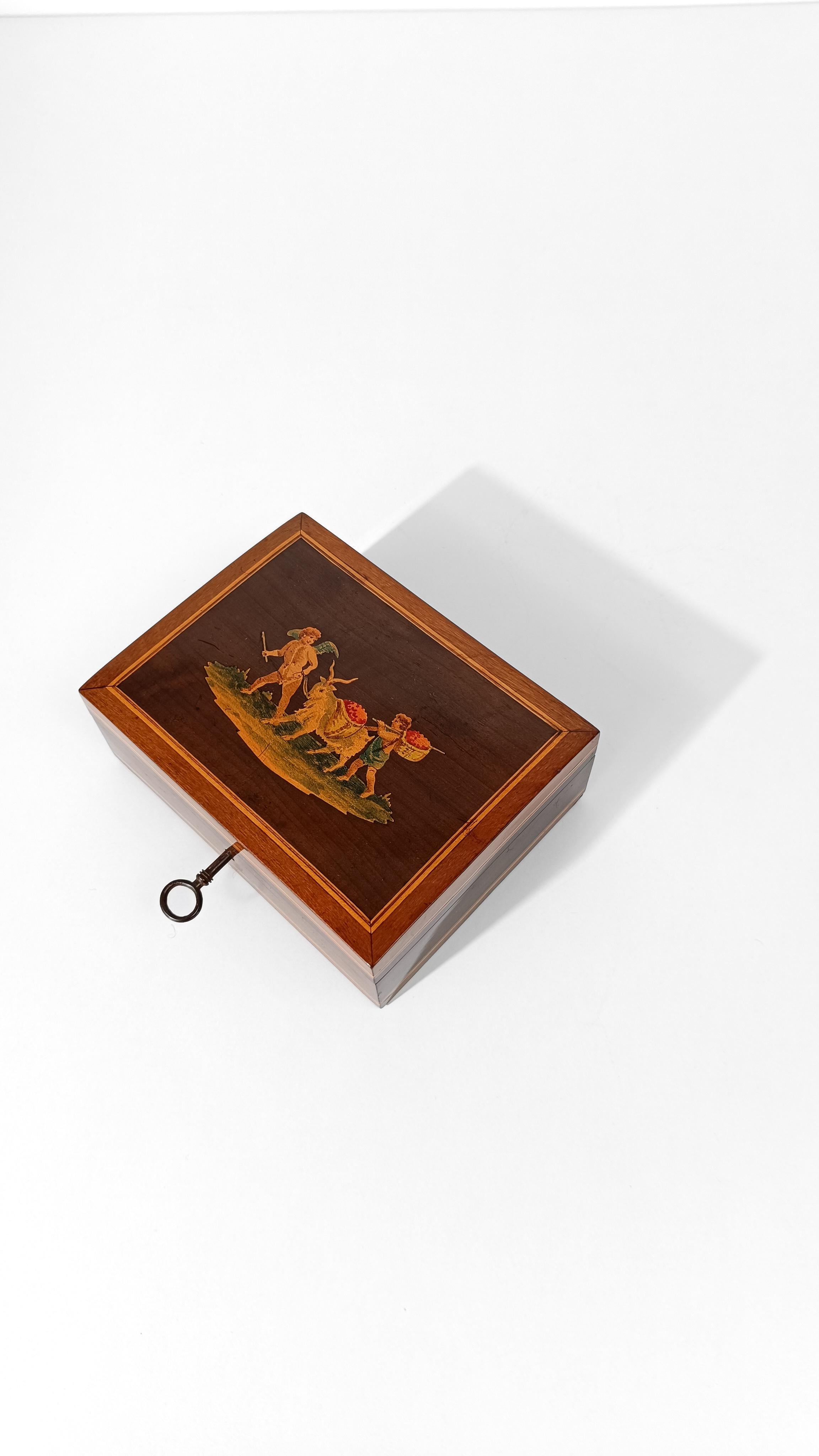 Caja italiana sorrentina con incrustaciones de escena pastoral del siglo XVIII con Cupido Cereza en venta