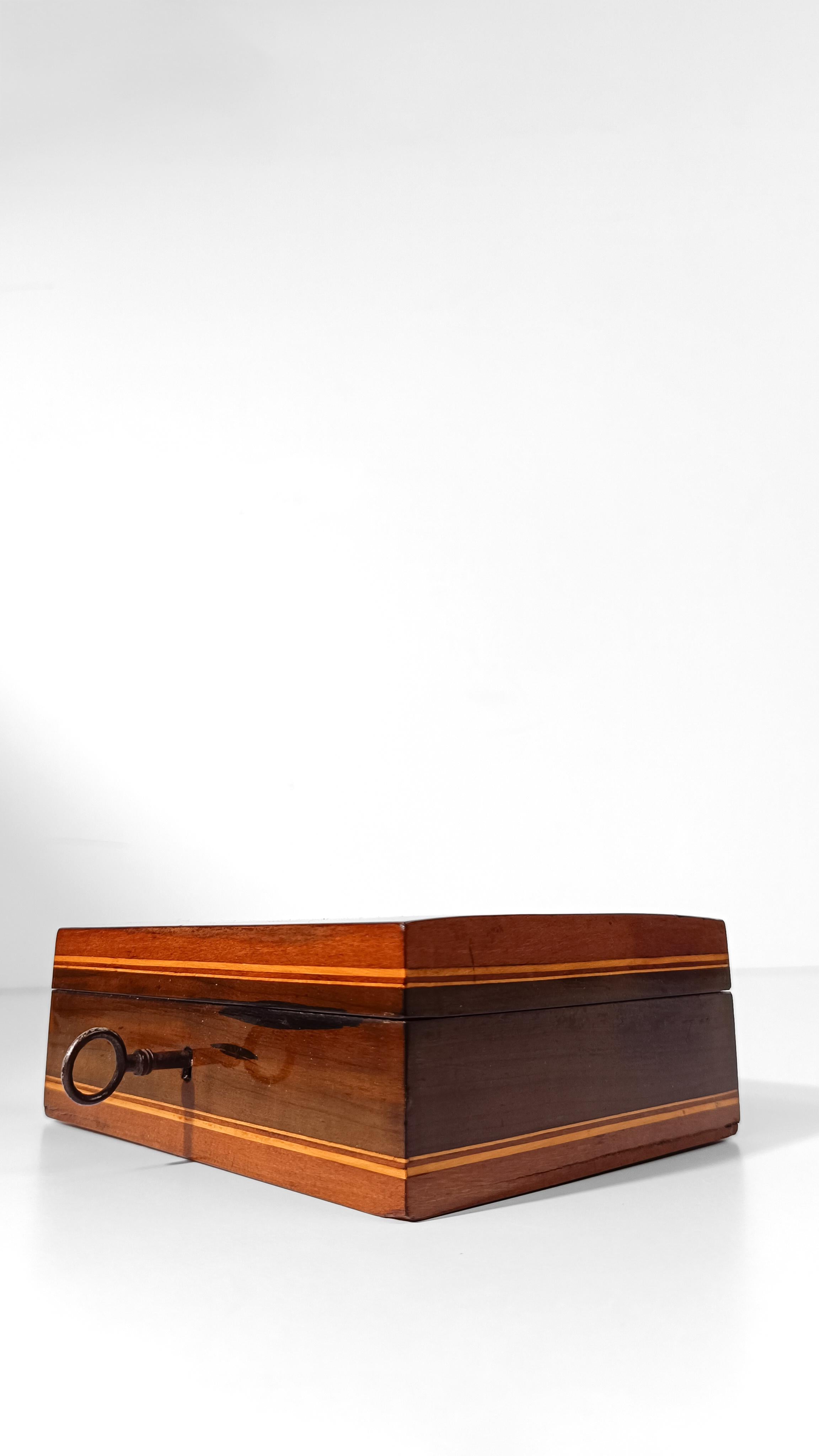 Caja italiana sorrentina con incrustaciones de escena pastoral del siglo XVIII con Cupido en venta 1