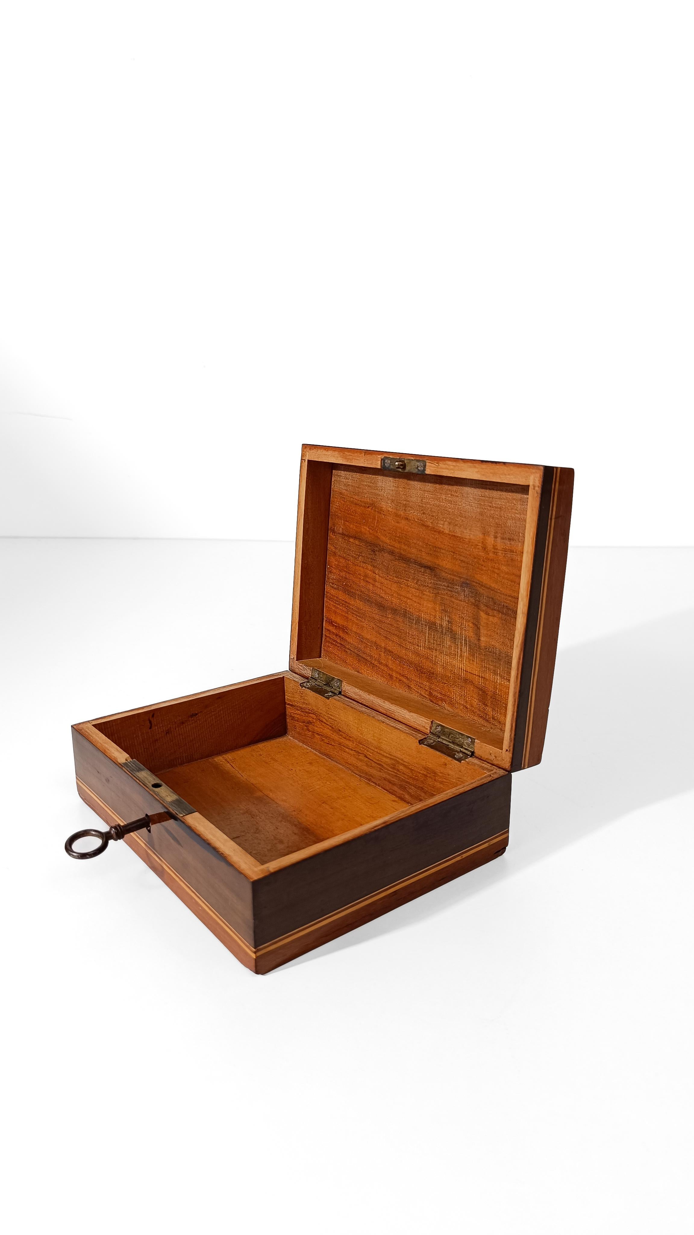 Caja italiana sorrentina con incrustaciones de escena pastoral del siglo XVIII con Cupido en venta 2