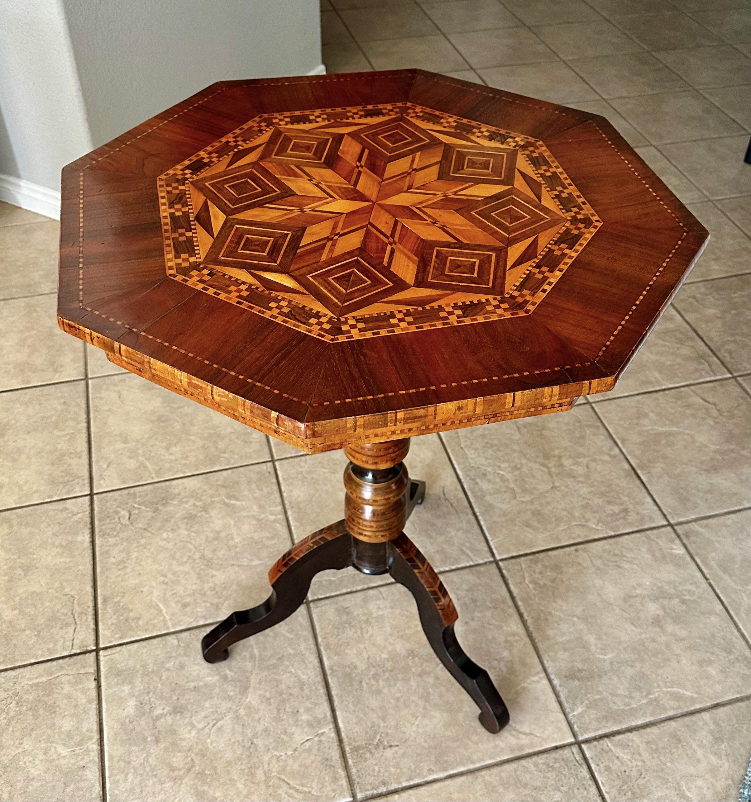 Italian Sorrento Inlaid Marquetry Side Table Circa 1900 In Good Condition For Sale In Palm Springs, CA