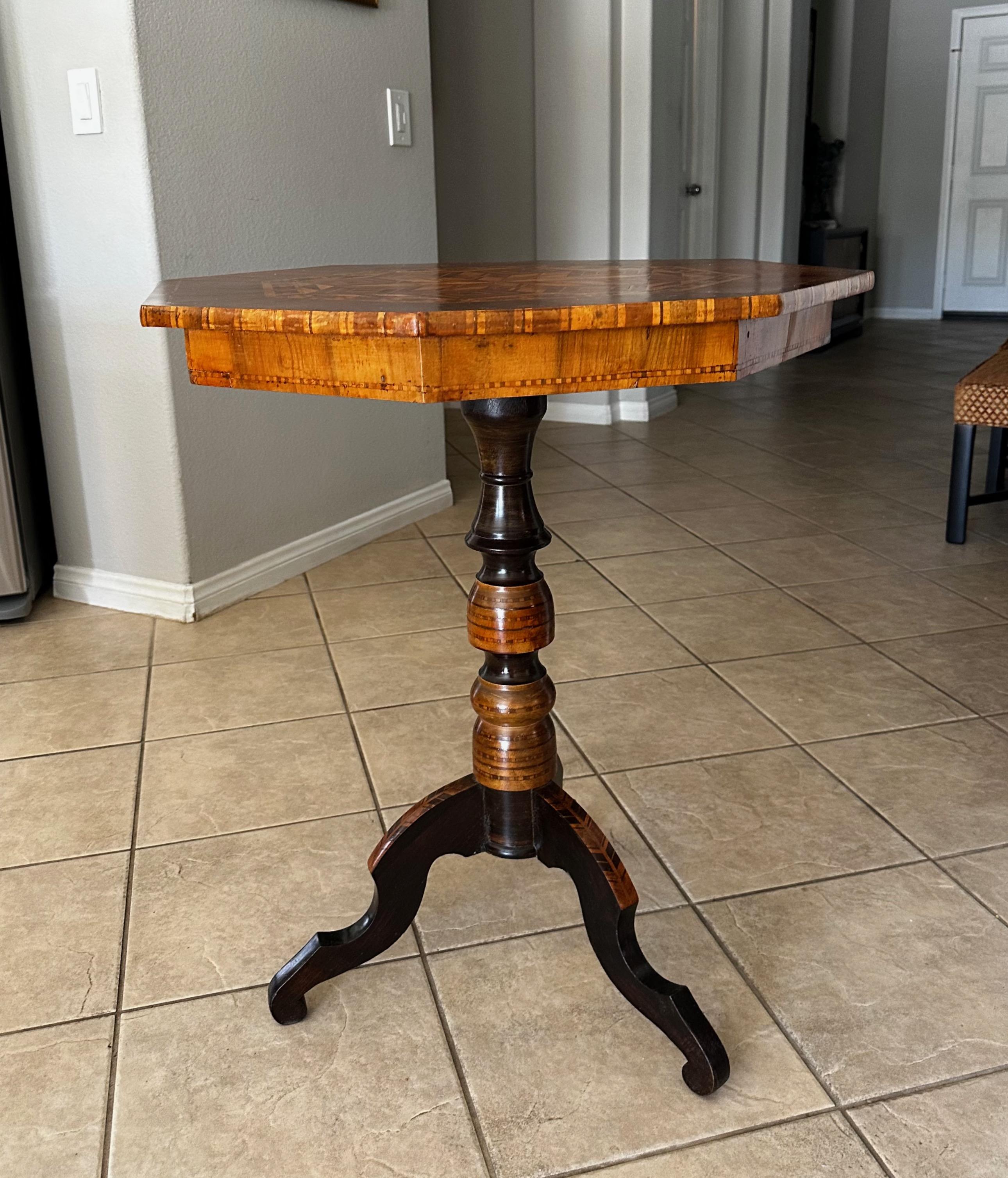 Italian Sorrento Inlaid Marquetry Side Table Circa 1900 For Sale 2