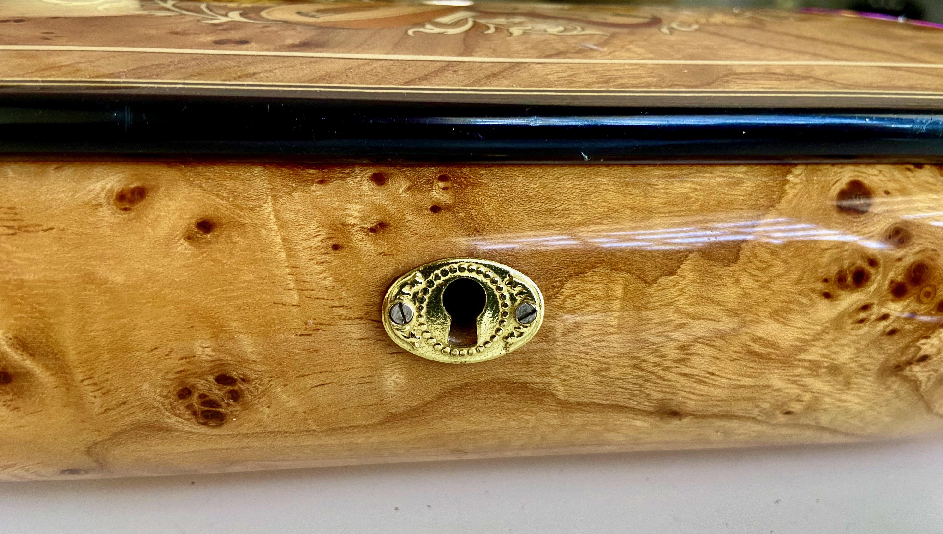 Boîte à bijoux musicale italienne incrustée Sorrento en vente 6